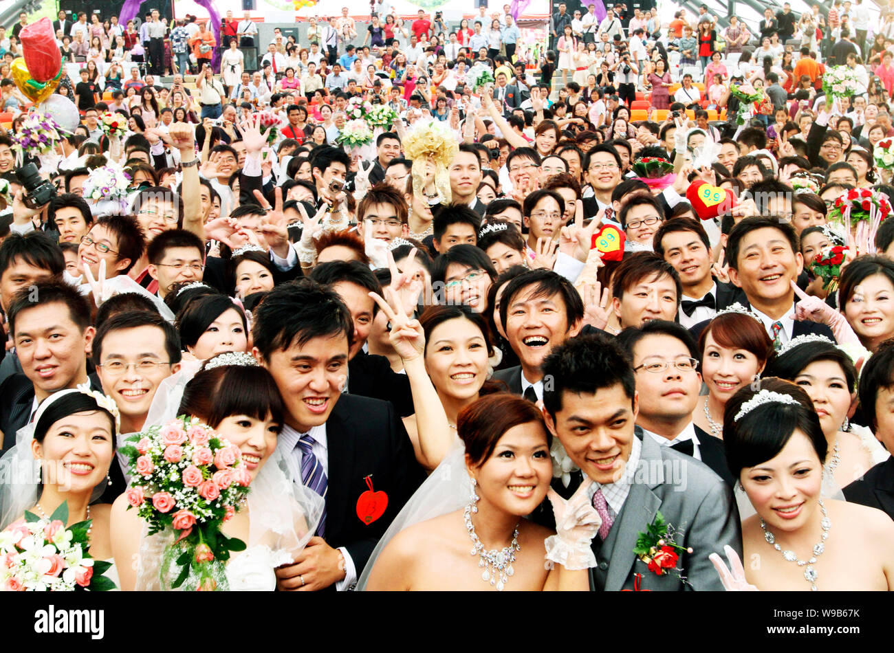 Coppie appena sposate sono visti durante un matrimonio di massa sul giorno fausto in Taipei, Taiwan, 9 settembre 2010. Un totale di 163 coppie sono sposata io Foto Stock