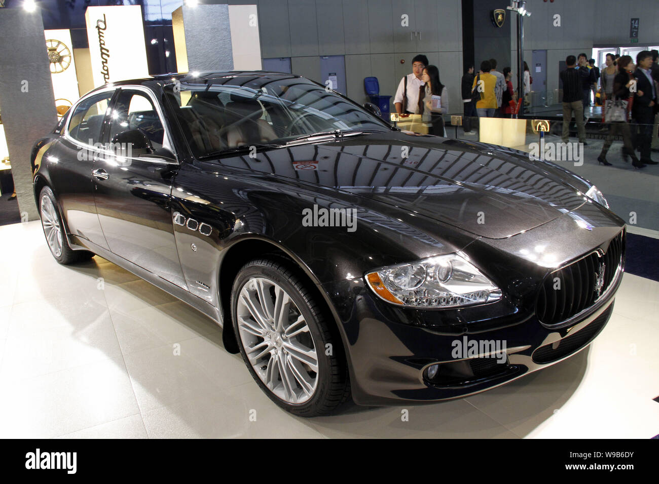 Visitatori guardare una Maserati auto durante un'auto show in Nanjing East Chinas provincia dello Jiangsu, 4 ottobre 2010. Importazioni di automobili in Cina hanno più Foto Stock