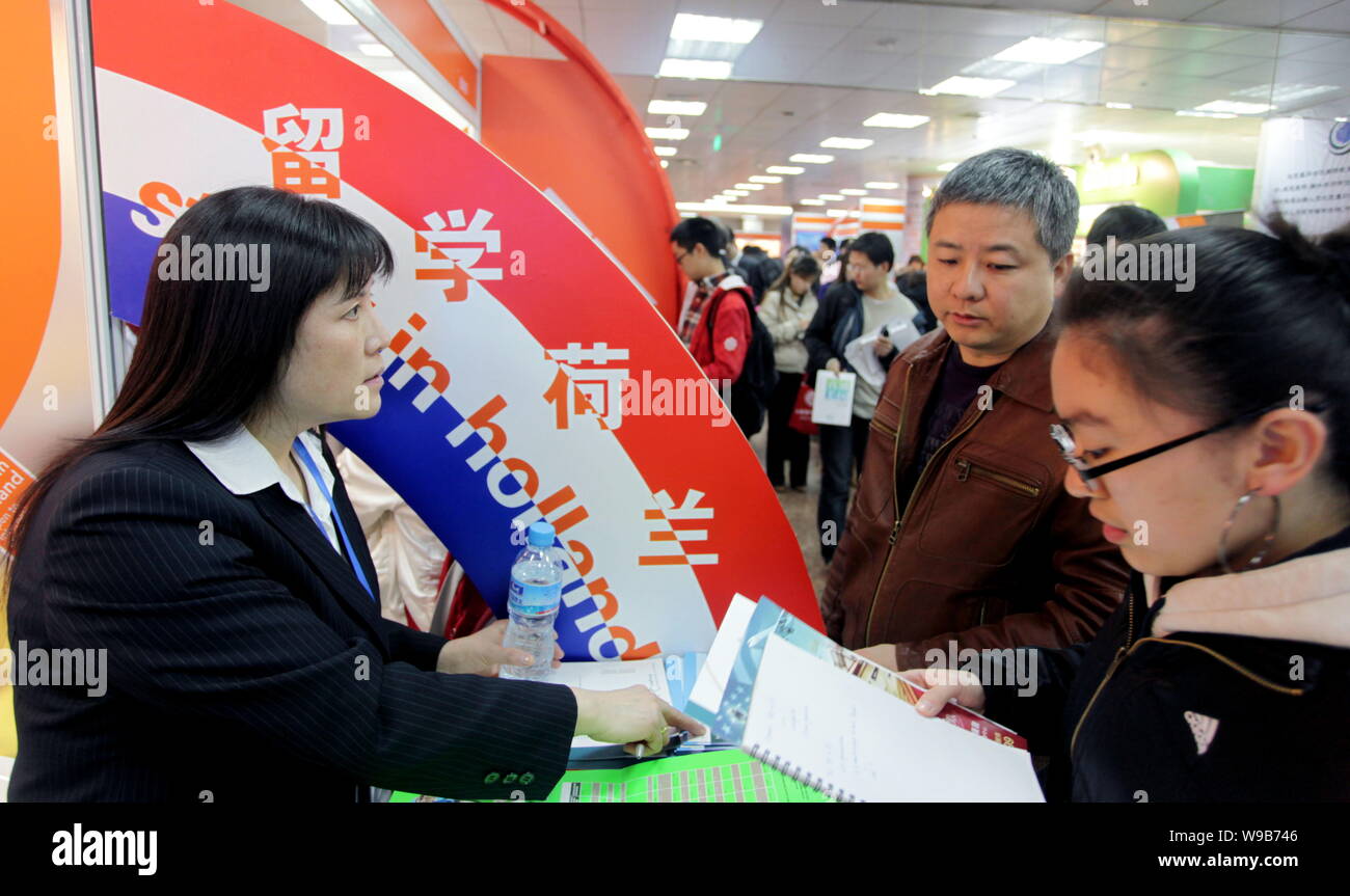 Visitatori cinesi chiedere informazioni su studio all'estero presso lo stand di una università olandese durante la XV China International Education Exhibition Tour in Beij Foto Stock