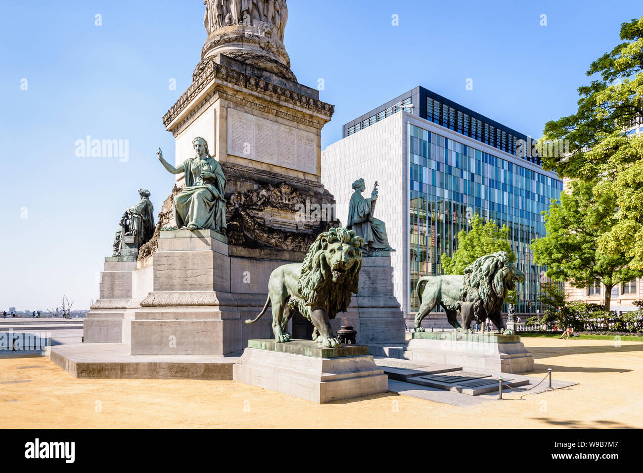 Il piedistallo della colonna del Congresso a Bruxelles, Belgio, celebrando la costituzione belga e la tomba del Milite Ignoto tra due statue di Lion. Foto Stock