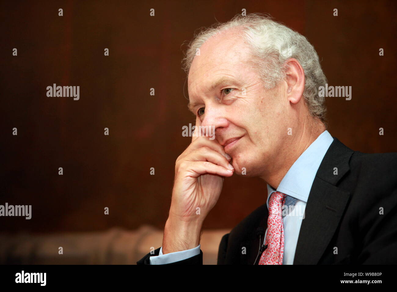 Anthony Bolton, presidente di investimenti alla fedeltà internazionale, è visto a tre sul Bund a Shanghai in Cina, 20 luglio 2010. Anthony Bolton, Foto Stock