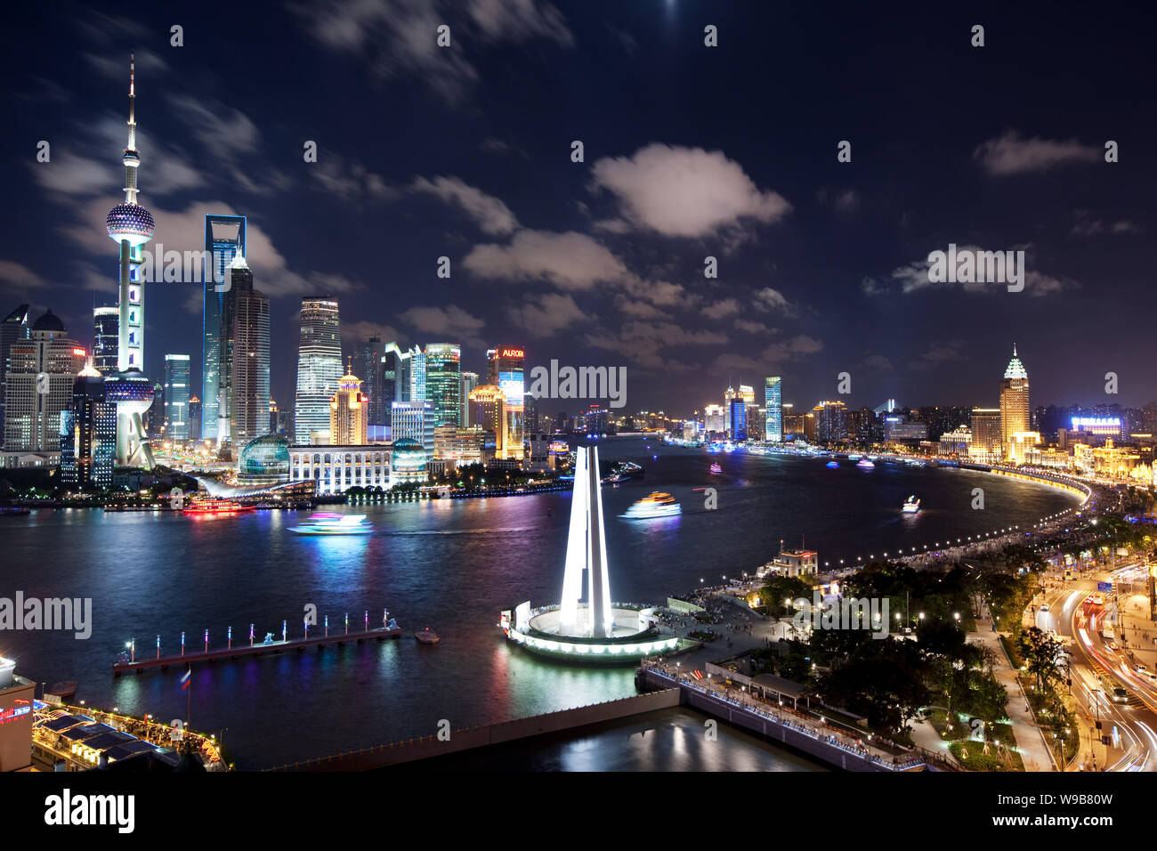 Vista notturna del Bund lungo il fiume Huangpu e il Quartiere Finanziario di Lujiazui di Pudong, Shanghai, Cina, 23 luglio 2010. Foto Stock