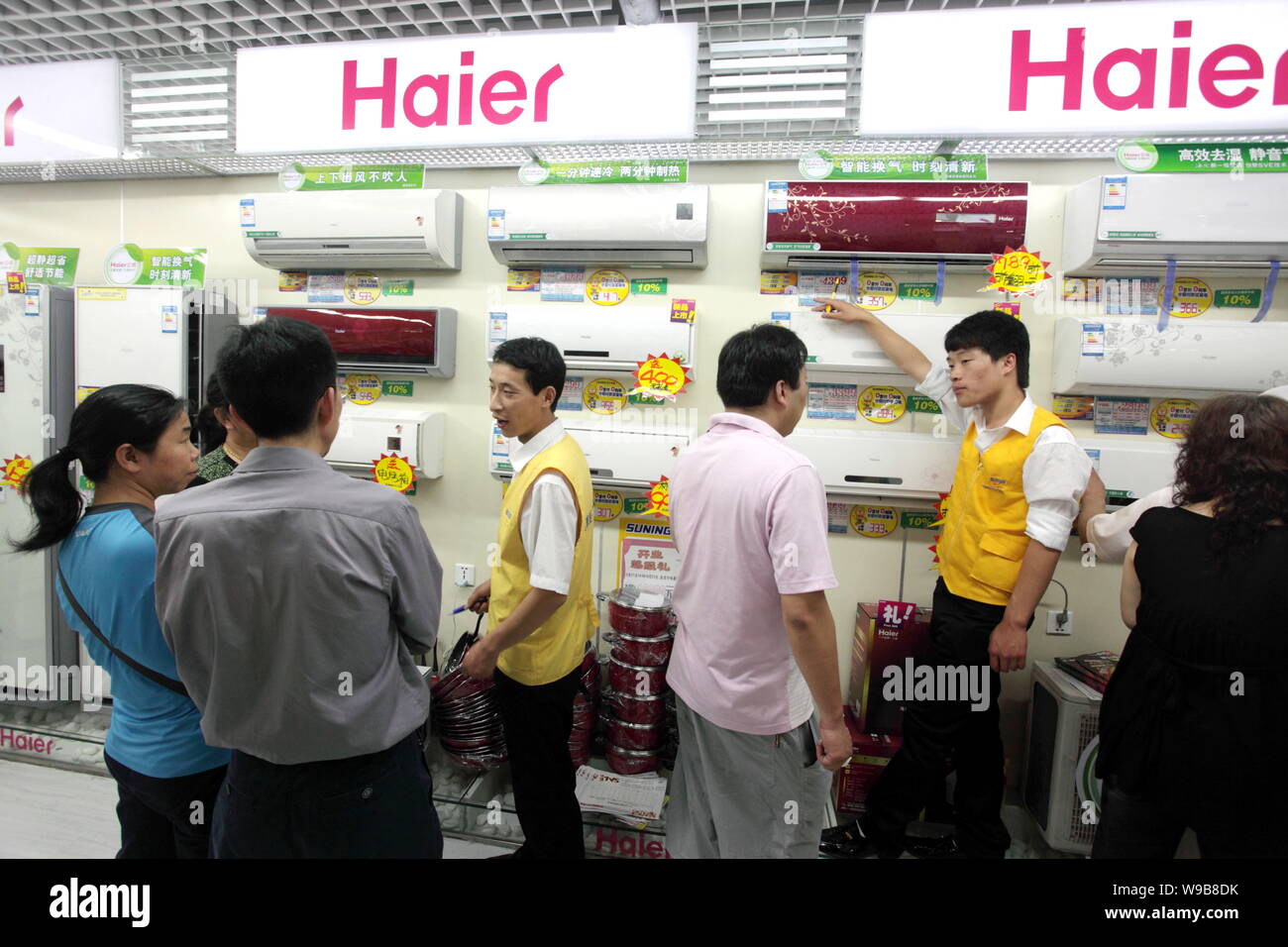 FILE--i clienti cinesi Acquista Haier condizionatori in un home appliances  store a Pechino, in Cina, il 22 maggio 2010. Chinese home appliance Ha  gigante Foto stock - Alamy