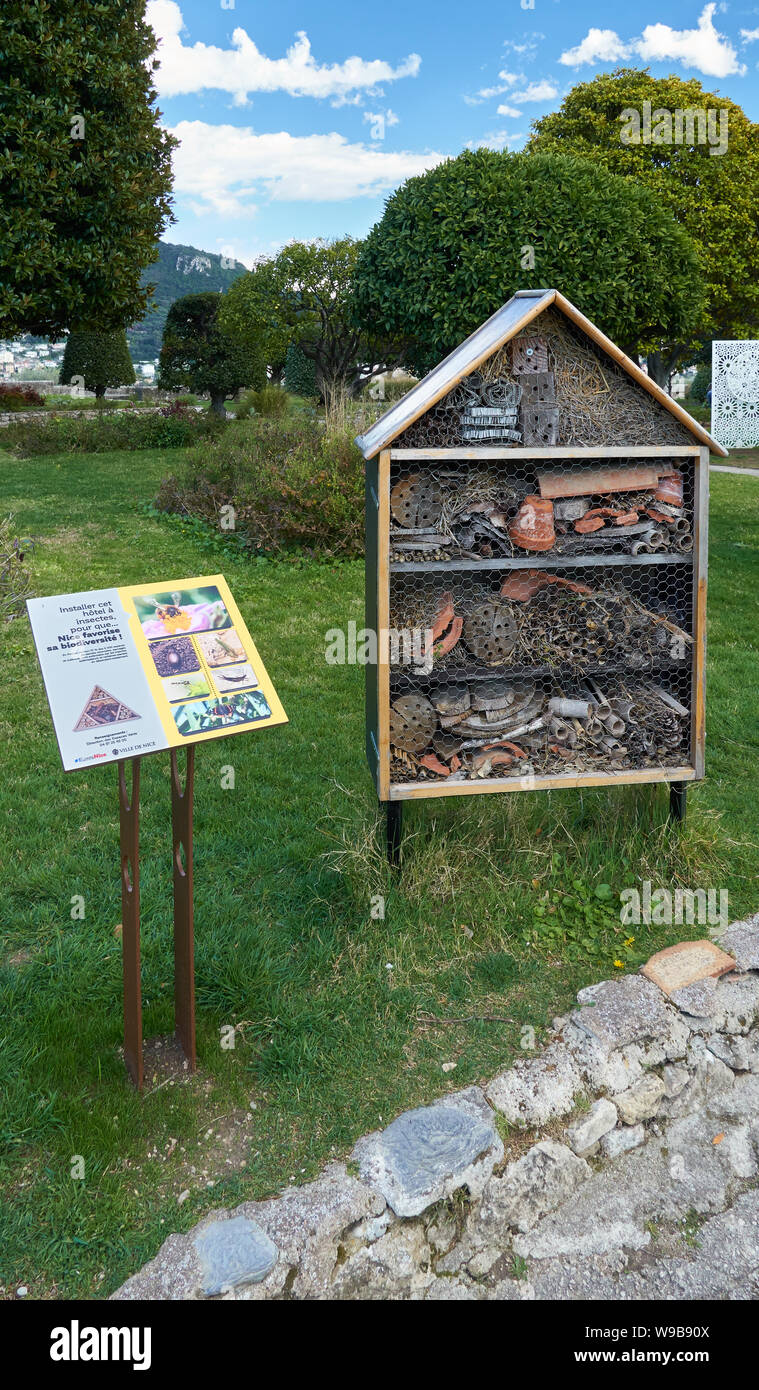 Nizza, Francia - 04 Aprile 2019: insetti hotel in Le Monastere de Cimiez giardino. Voce francese sulla scheda è tradotto come "Per installare l'hotel per Foto Stock