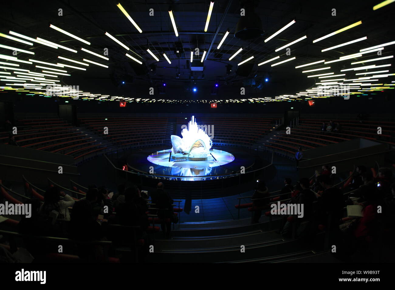 Un modello di Sydney Opera House è visibile all'interno del padiglione Australia nell'Expo di Shanghai, Cina, 7 aprile 2010. Con scolpita la curvatura Foto Stock