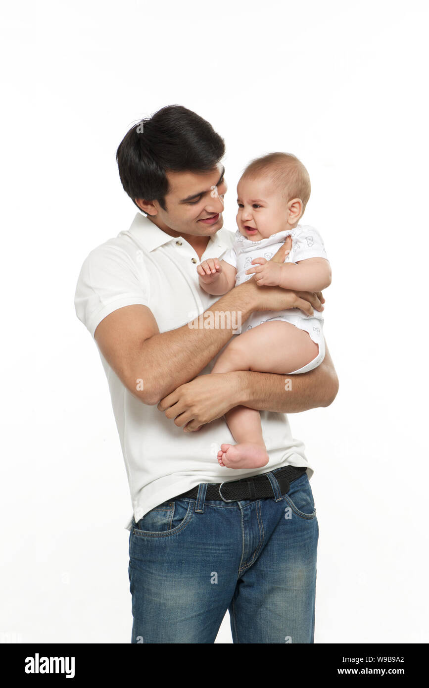 Giovane che porta il suo bambino Foto Stock