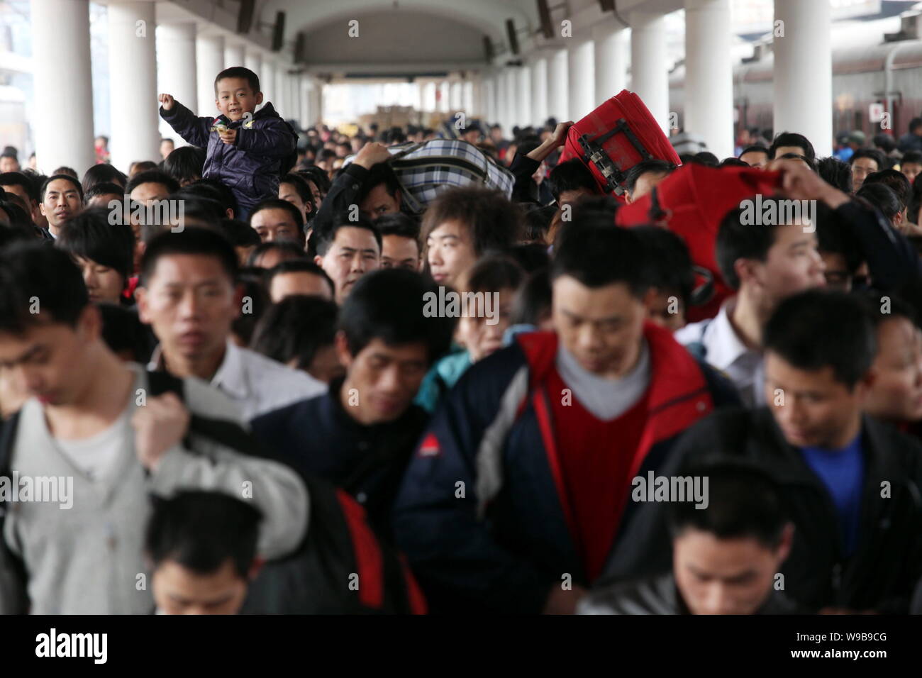 La Folla di cinesi i passeggeri a piedi verso l'uscita della Stazione Ferroviaria di Guangzhou durante la post-vacanza traffico rush in città di Guangzhou, sud mento Foto Stock