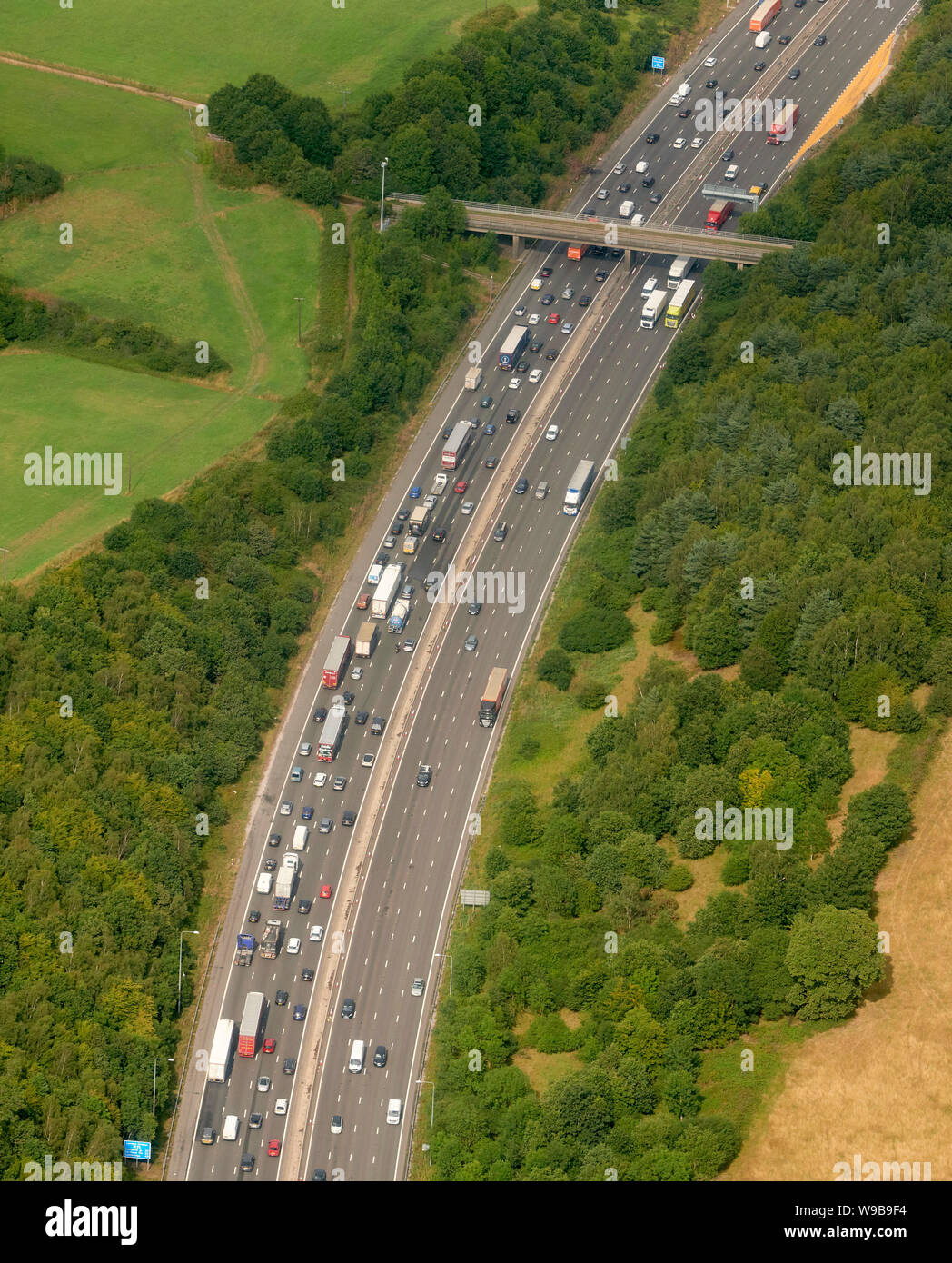 Una veduta aerea di traffico pesante sulla M25, Essex, Inghilterra sud-orientale, REGNO UNITO Foto Stock