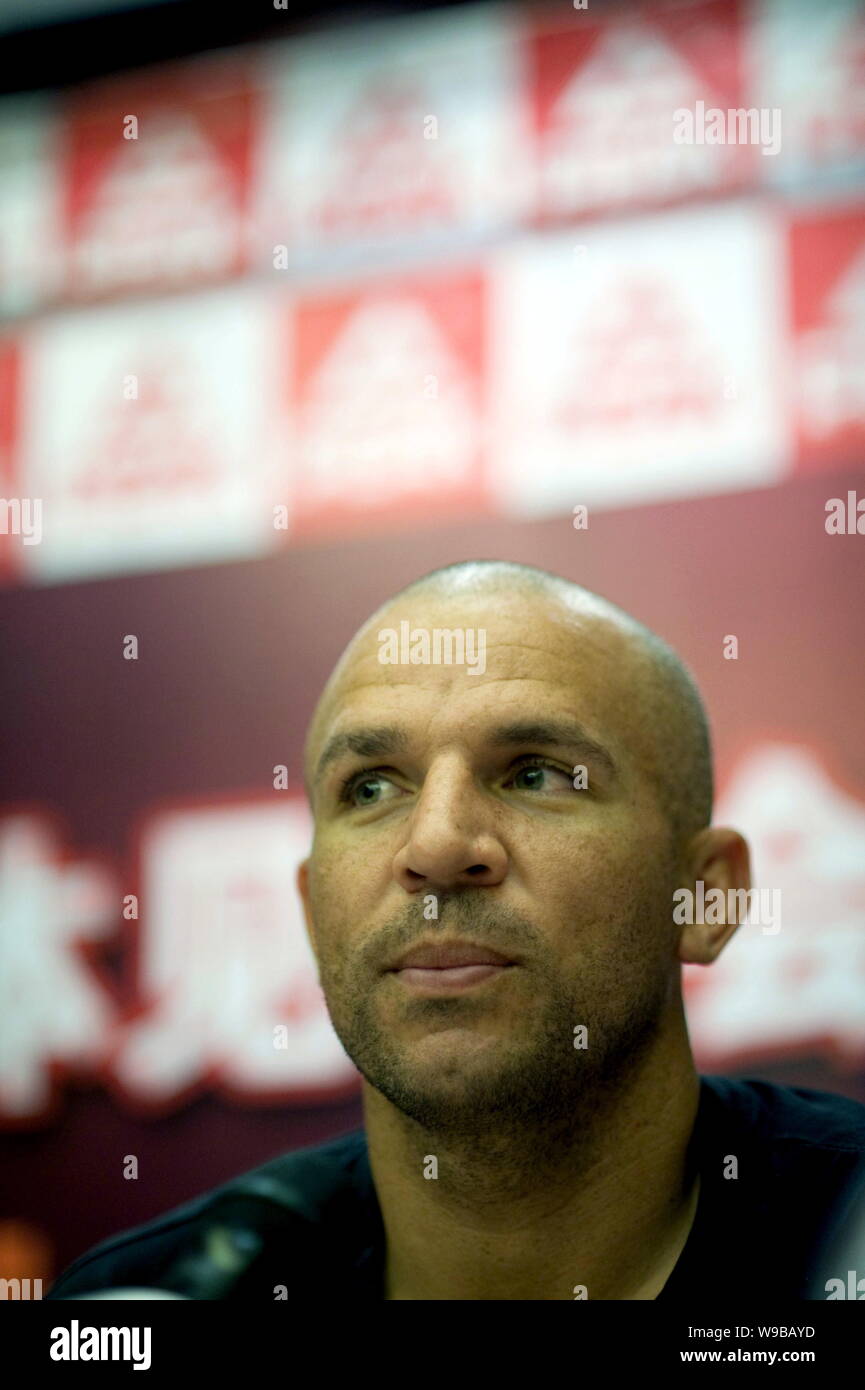 Giocatore di pallacanestro di NBA Jason Kidd del New Jersey Nets è visto nel corso di una conferenza stampa come immagine ambasciatore cinese di azienda di abbigliamento sportivo di picco i Foto Stock