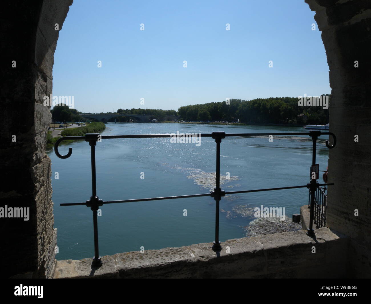 Vista panoramica dal famoso Ponte di Avignone chiamato anche Pont Saint-Benezet a Avignon Francia Foto Stock