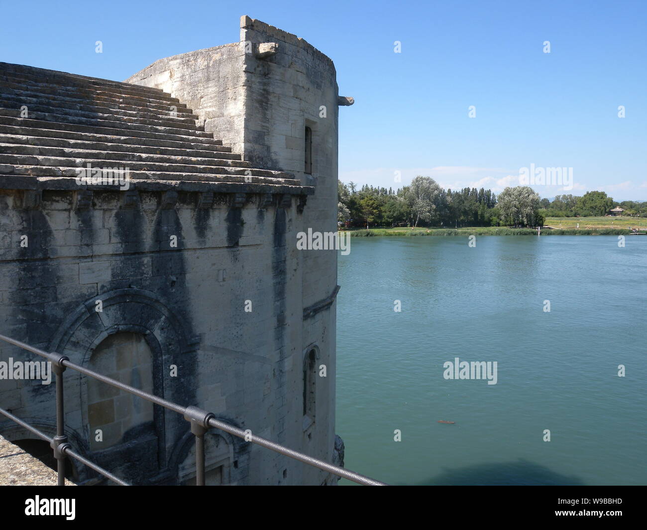 Vista panoramica dal famoso Ponte di Avignone chiamato anche Pont Saint-Benezet a Avignon Francia Foto Stock
