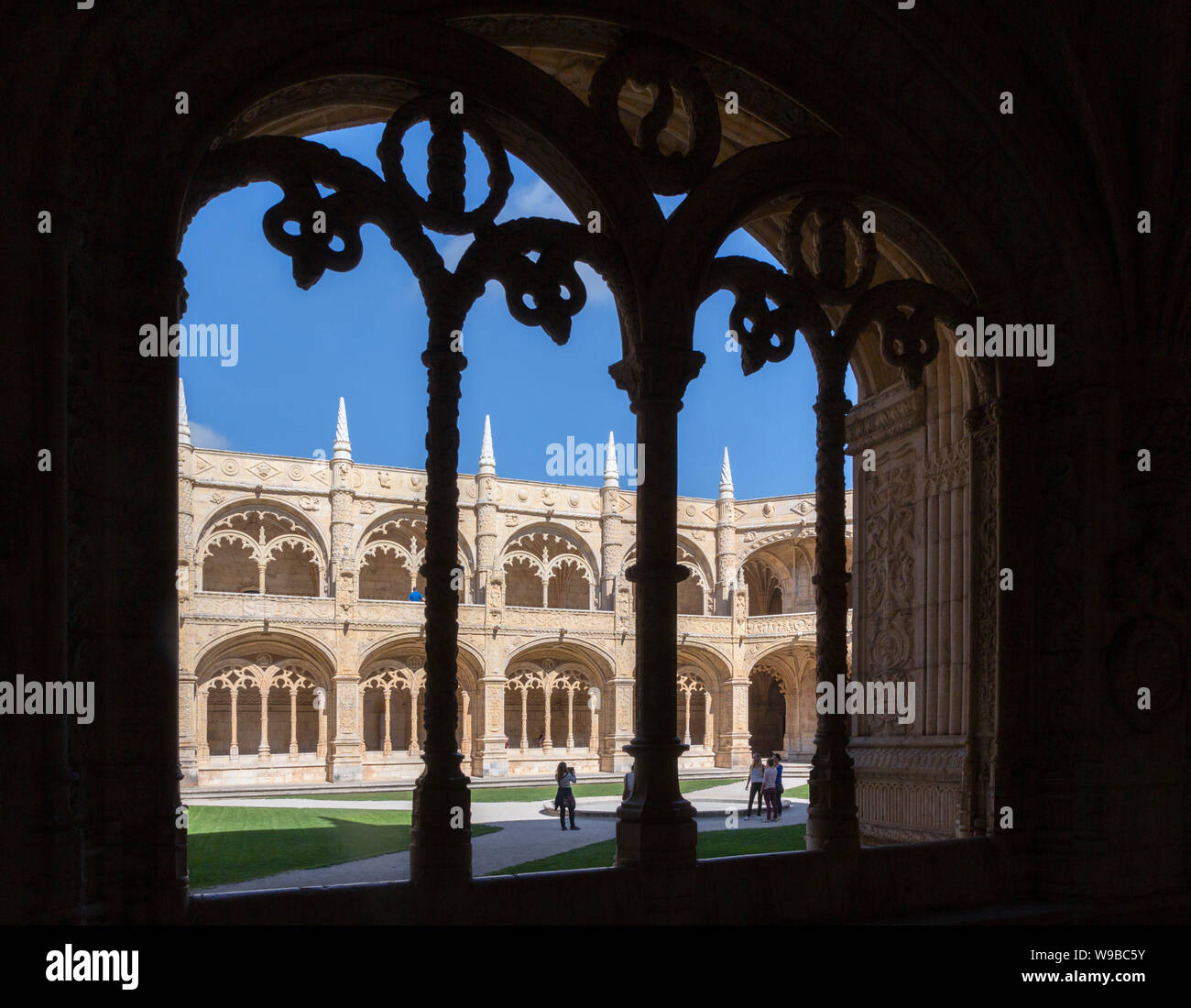 Lisbona, Portogallo. Il chiostro del Mosteiro dos Jeronimos, o il monastero di Hieronymites. Il monastero è considerato un trionfo di Manuelina Foto Stock