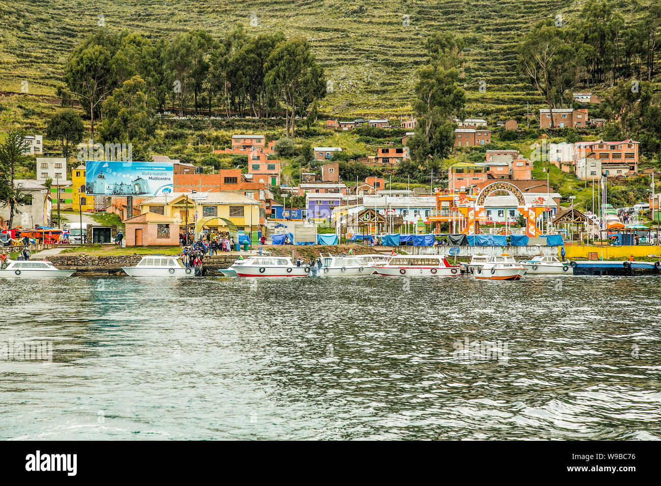 Tiquina, Bolivia-Jan4, 2019:: Il servizio di traghetto sul lago Titicaca tra la città di San Pedro de Tiquina e San Pablo de Tiquina. Foto Stock