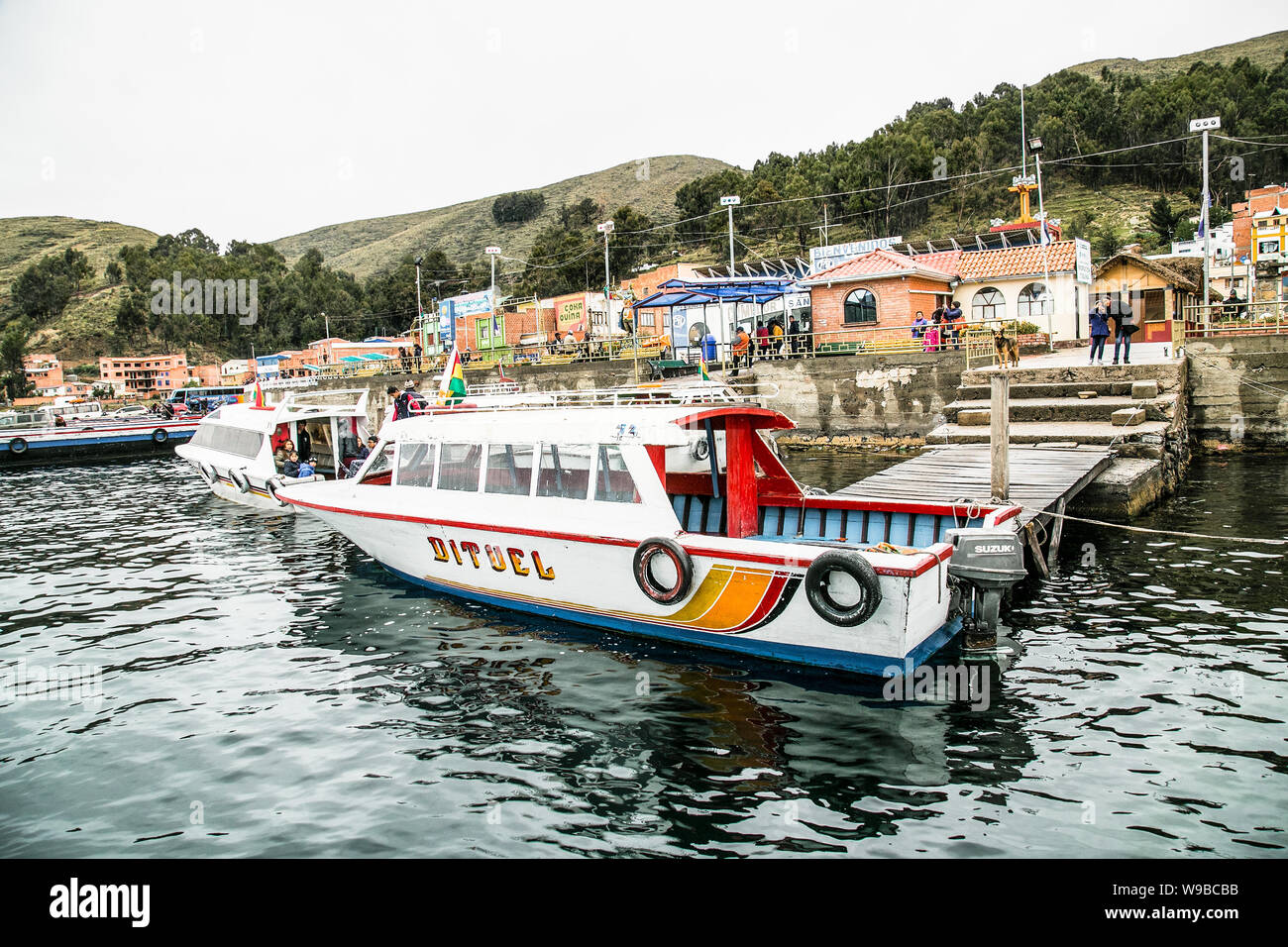 Tiquina, Bolivia-Jan4, 2019:: Il servizio di traghetto sul lago Titicaca tra la città di San Pedro de Tiquina e San Pablo de Tiquina. Foto Stock