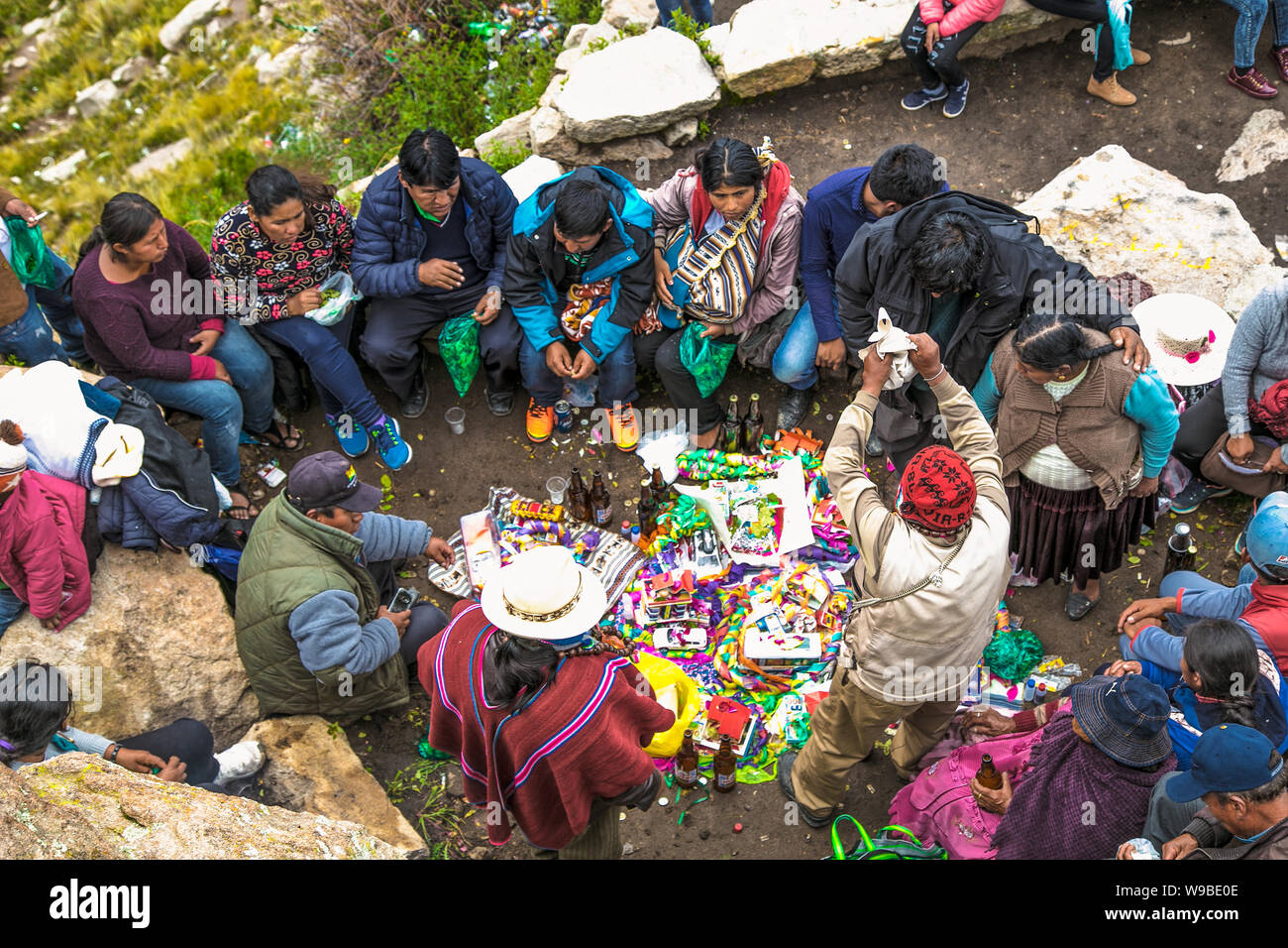 Copacabana, Bolivia-Jan 4, 2019: processione religiosa sul Cerro Calvario (Calvalry Hill) sul lago Titicaca in Copacabana, Bolivia Foto Stock
