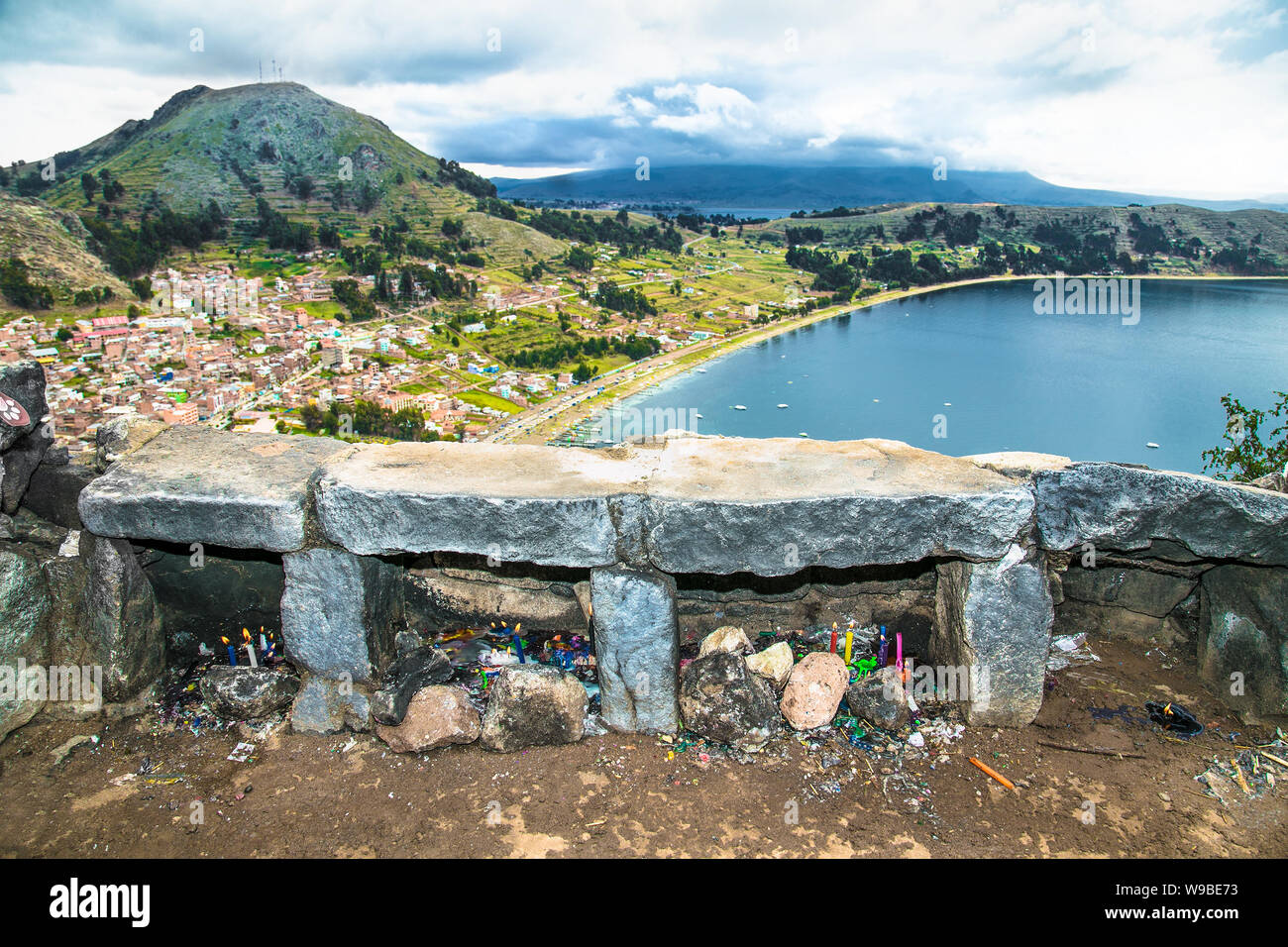 Le candele accese sul Cerro Calvario (Calvalry Hill) e vista sul lago Titicaca in Copacabana, Bolivia Foto Stock