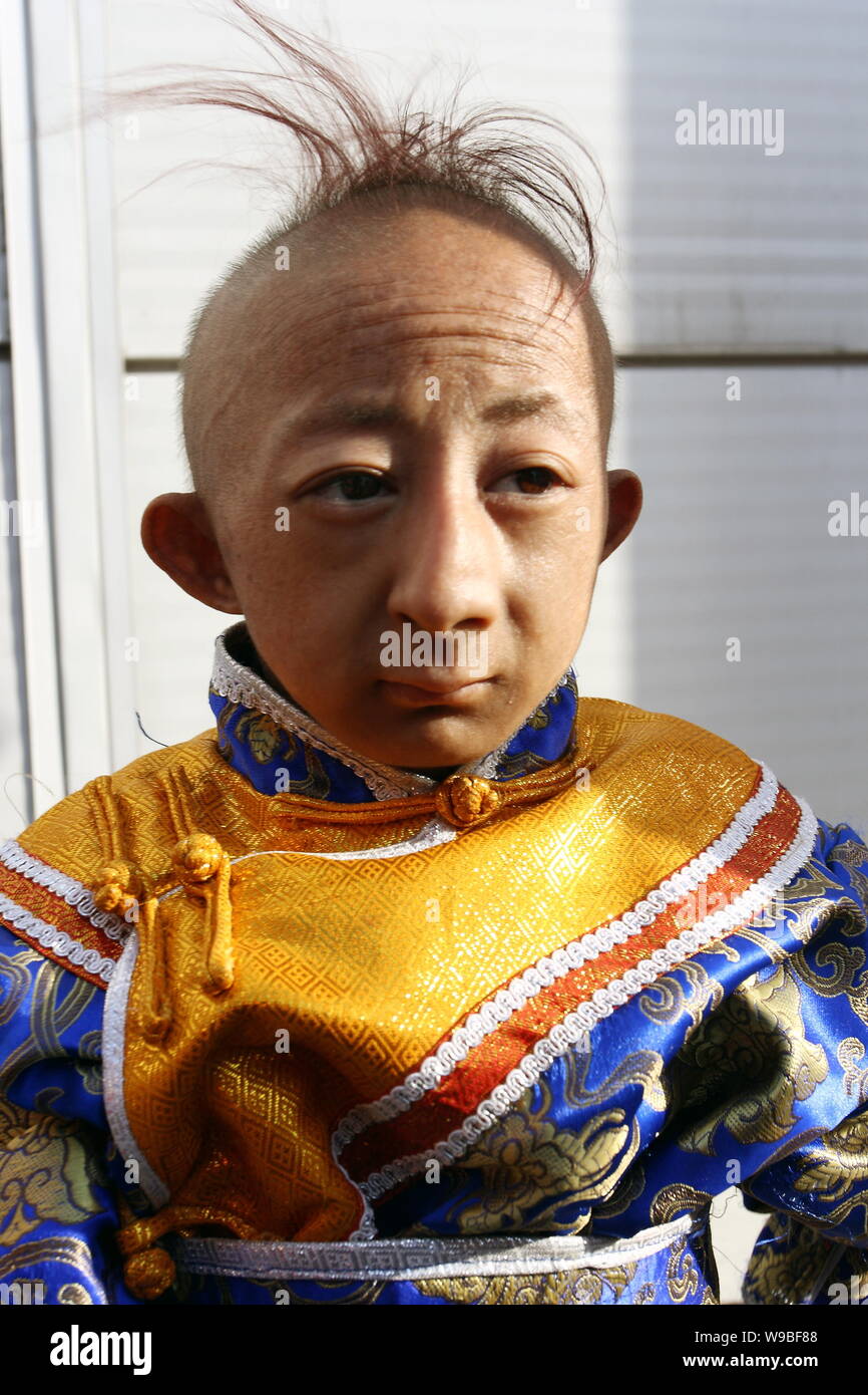 --FILE-- i mondi più breve uomo Egli Pingping è visto nella città di Jilin, nordest Chinas provincia di Jilin, Agosto 29, 2009. I mondi più breve uomo, egli pi Foto Stock