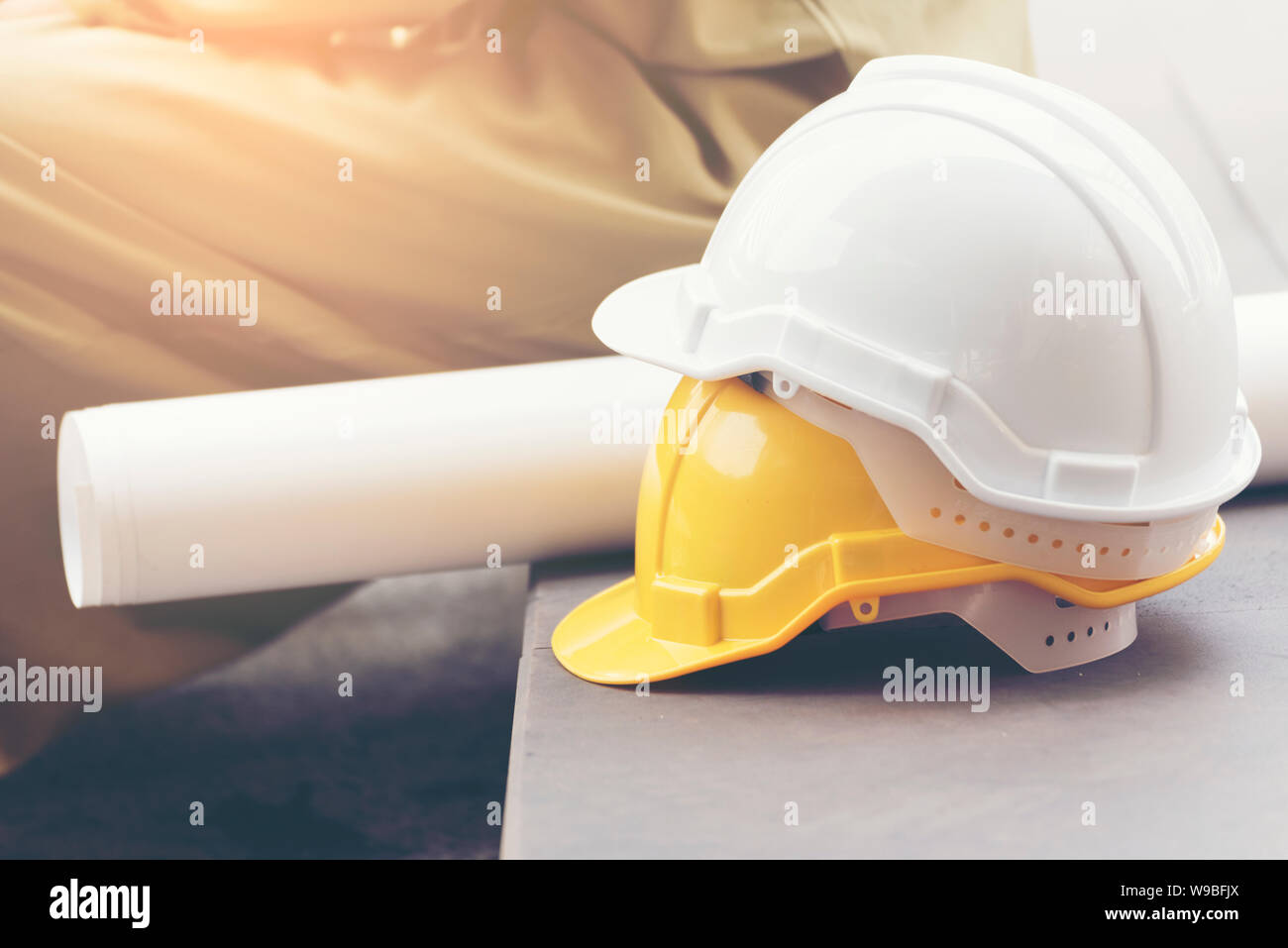 Casco di sicurezza bianco giallo. Testa di protezione di apparecchiature di sicurezza in cantiere. concetto di ingegneria. Foto Stock