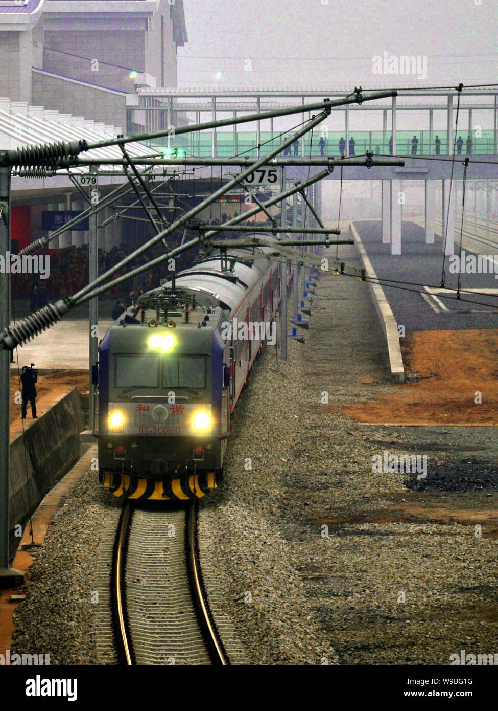 Un treno lascia il Enshi stazione ferroviaria in città Enshi, porcellane centrale provincia di Hubei, Dicembre 22, 2010. Un nuovo progetto ferroviario in Cina considerato Foto Stock