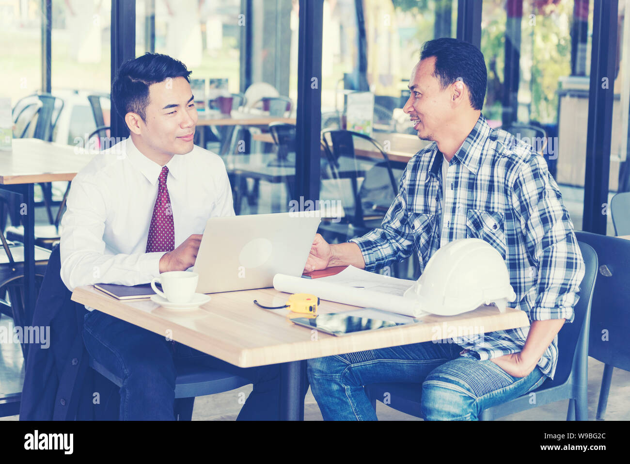 Imprenditore incontro presso la caffetteria. Progetto Team conferenza. Il concetto di costruzione. Foto Stock