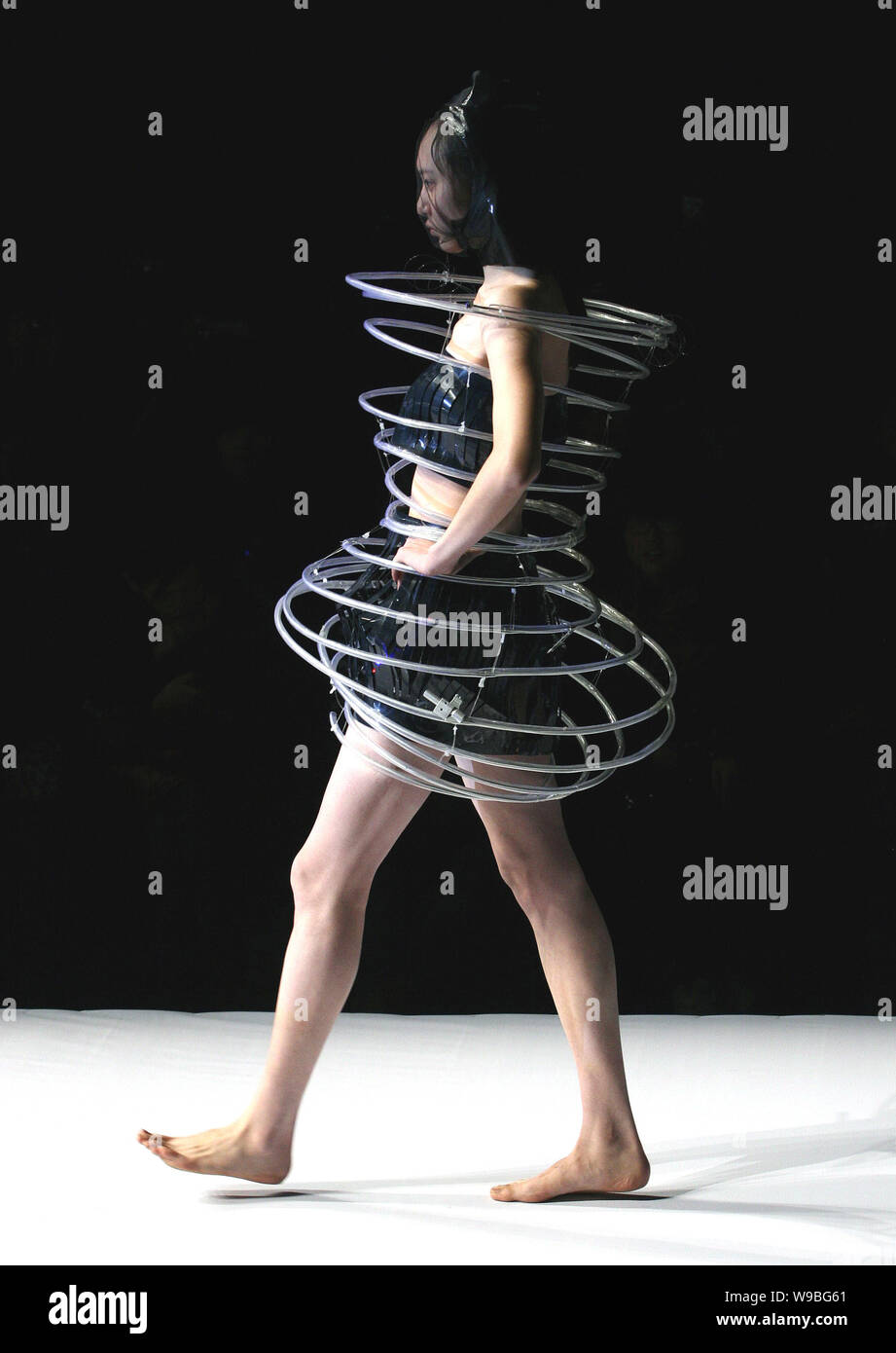 Zhang Wei fashion show durante la Cina la settimana della moda Primavera/Estate 2011 a Pechino, in Cina, 27 ottobre 2010. In cose che ti fanno andare hmmm -- Foto Stock