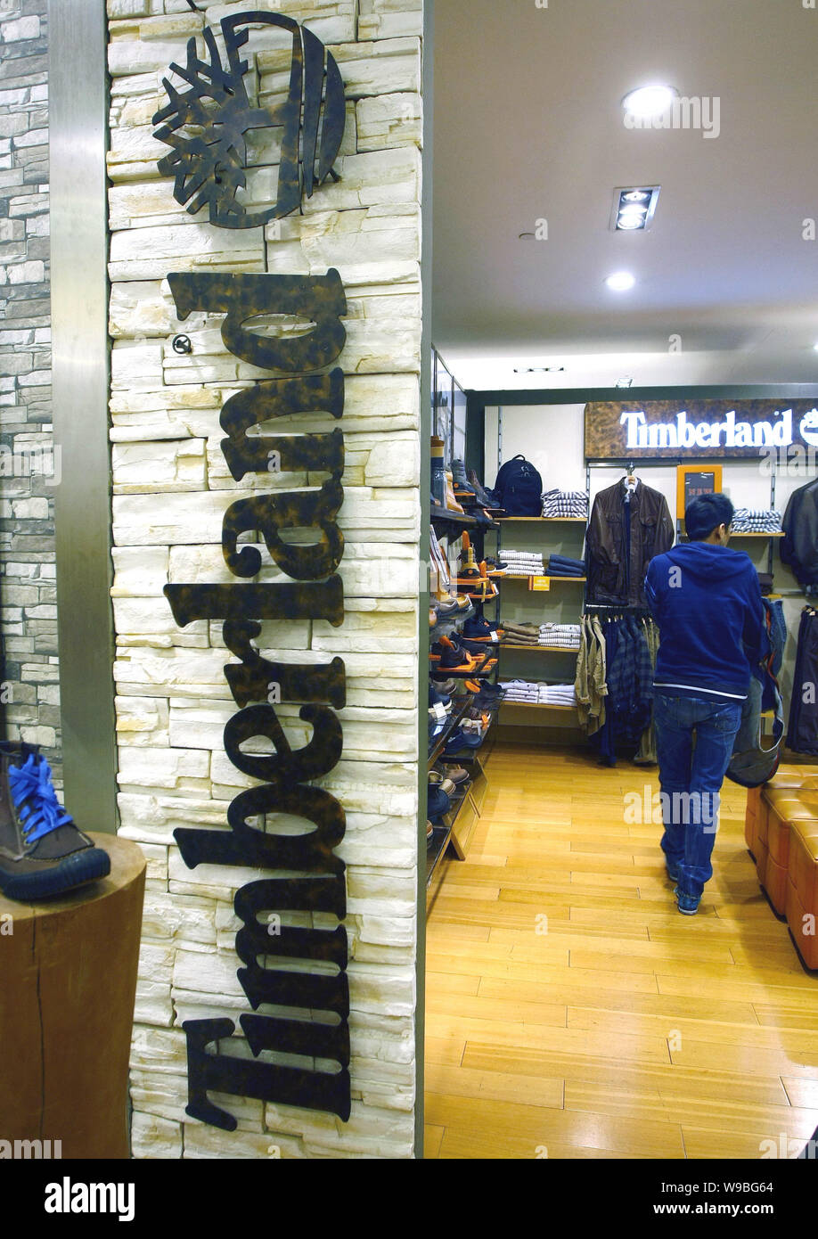 Un consumatore cinese guarda Timberland prodotti a un department store in Cina a Shanghai, 11 novembre 2010. Timberland Co. piani per almeno il doppio Foto Stock