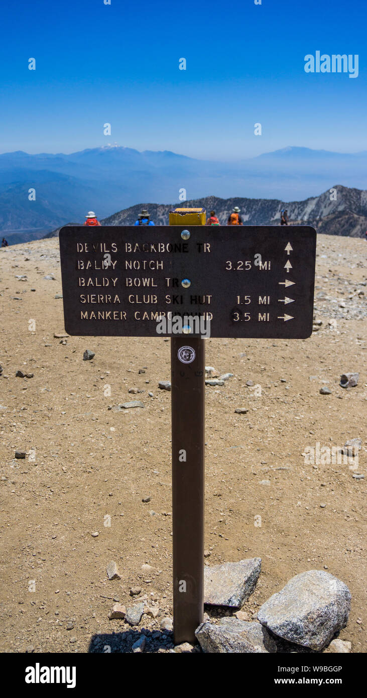 Marcatore, digital signage sulla sommità del Monte Baldy, CALIFORNIA, STATI UNITI D'AMERICA Foto Stock