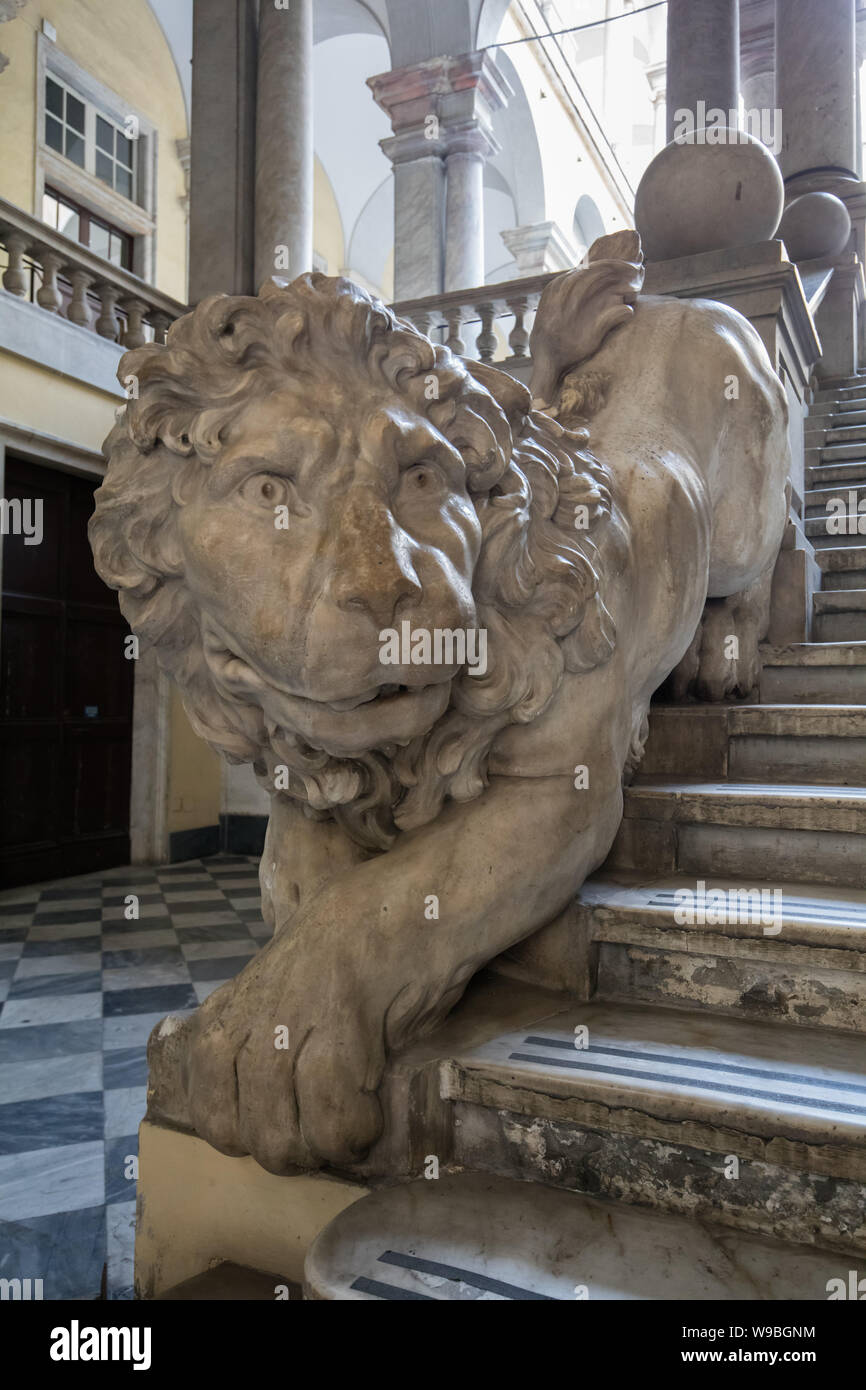 Marnble lion su per le scale in una villa nel centro storico della città di Genova Foto Stock