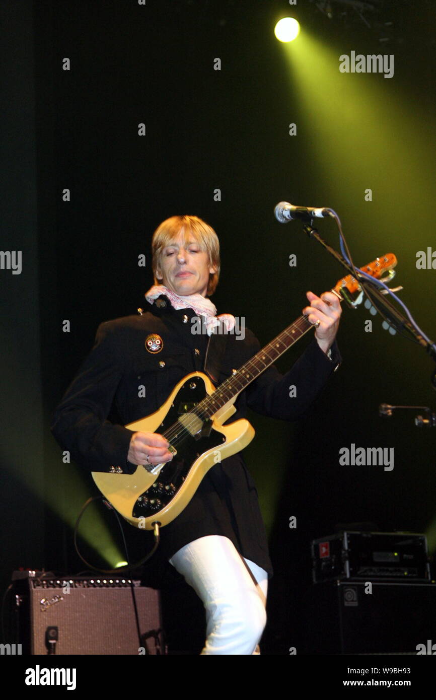 Crispian Mills, piombo suoni vocali e di chitarra di Kula Shaker, un inglese di rock psichedelico band, esegue in un concerto a Hong Kong, 7 agosto 2010. Foto Stock