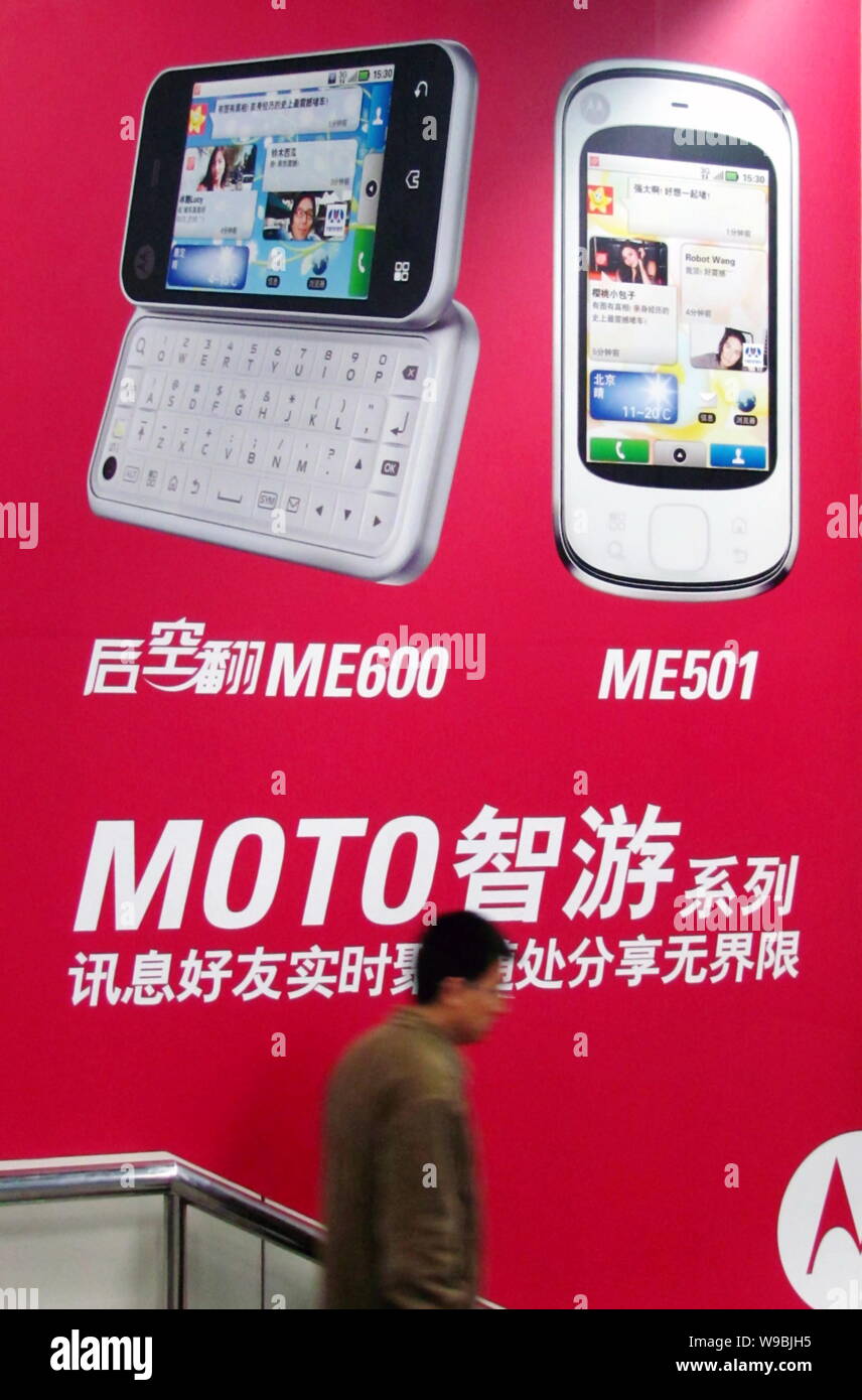 --FILE-- Un uomo cammina passato un annuncio di Motorola telefoni cellulari in Cina, Aprile 1, 2010. Motorola Inc. sued rivale cinese Huawei Techn Foto Stock