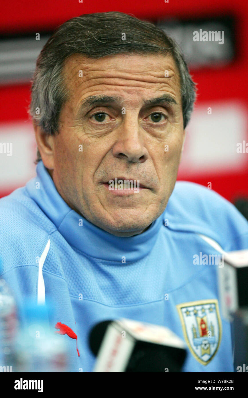 Oscar Washington Tabarez, allenatore della Nazionale Uruguaiano uomini squadra di calcio, parla nel corso di una conferenza stampa dopo una sessione di formazione per un amico Foto Stock