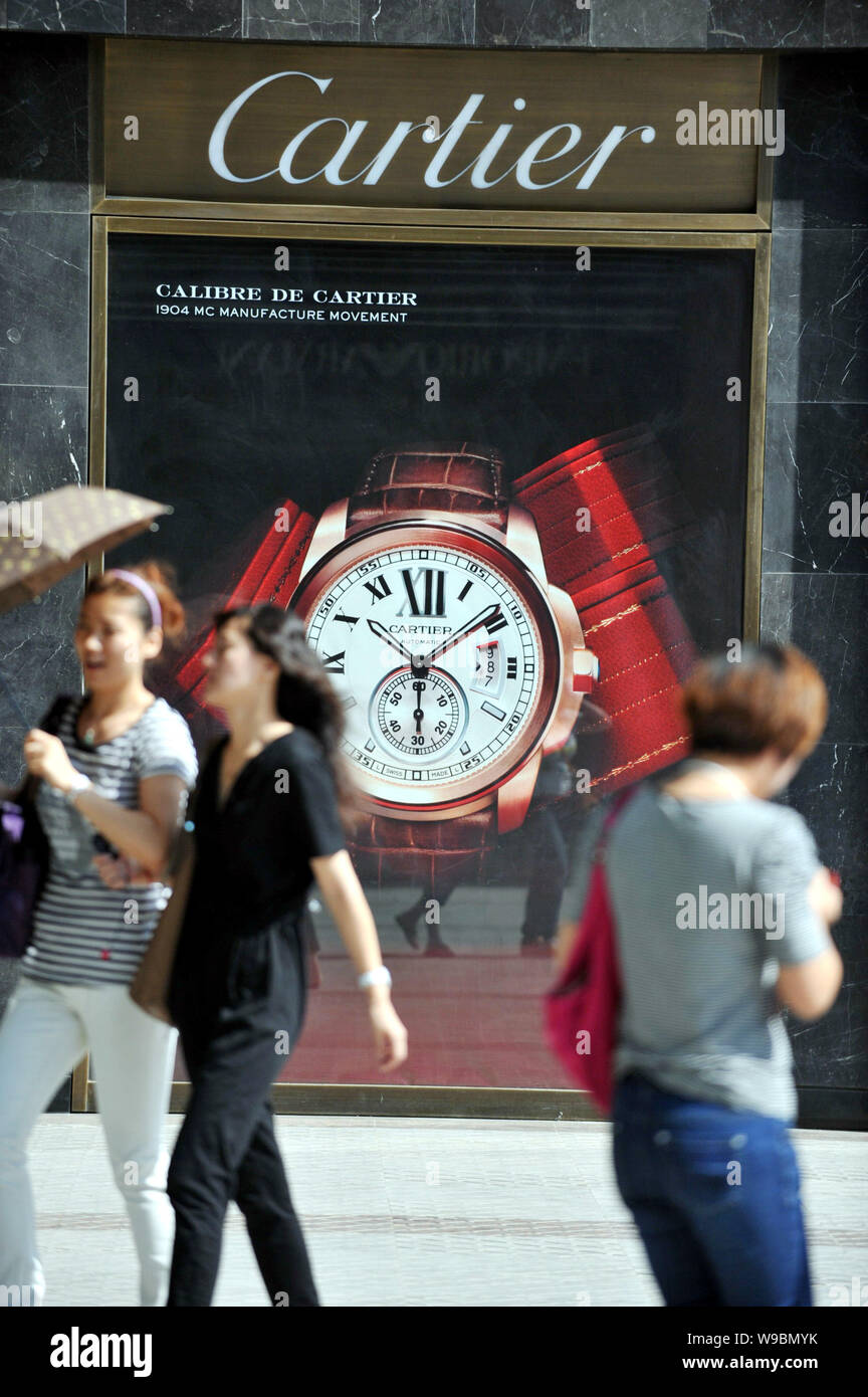 --FILE--giovani donne cinesi a piedi passato una boutique Cartier in Shenyang city, nordest Chinas provincia di Liaoning, 26 agosto 2010. Top global reggiseno di lusso Foto Stock