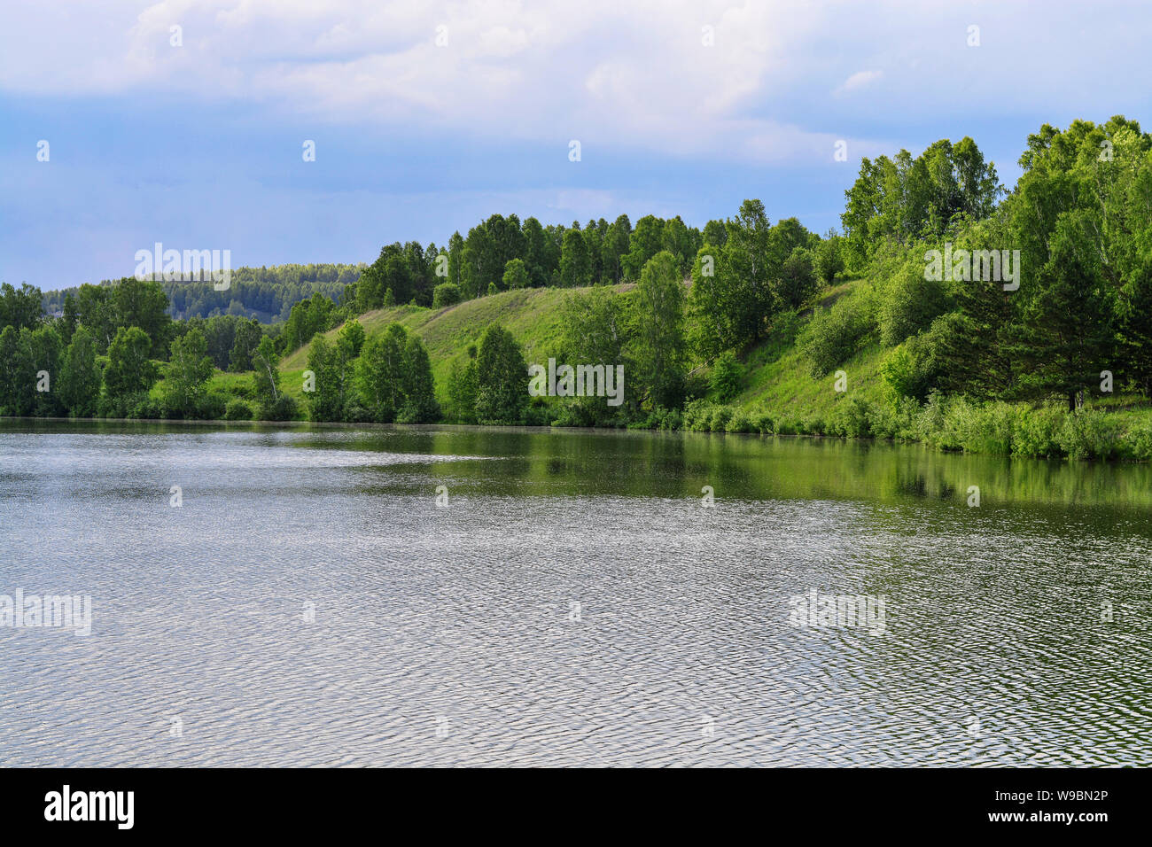 Paesaggio: la foresta e il fiume, foto orizzontale hunder Sky Foto Stock