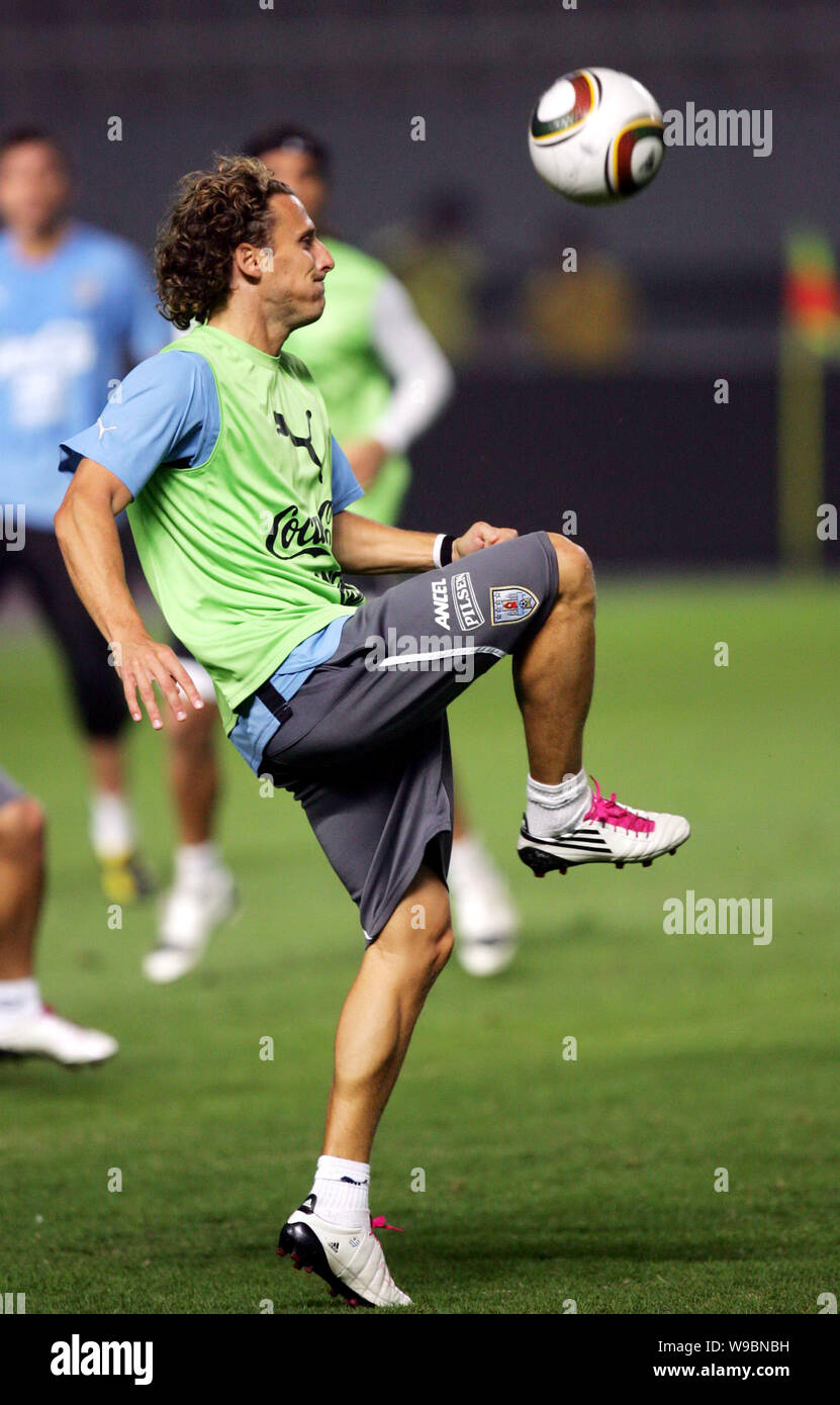 Uruguayan giocatore di calcio Diego Forlan, anteriore e i suoi compagni di squadra pratica durante una sessione di formazione per una partita amichevole contro la nazionale cinese di me Foto Stock