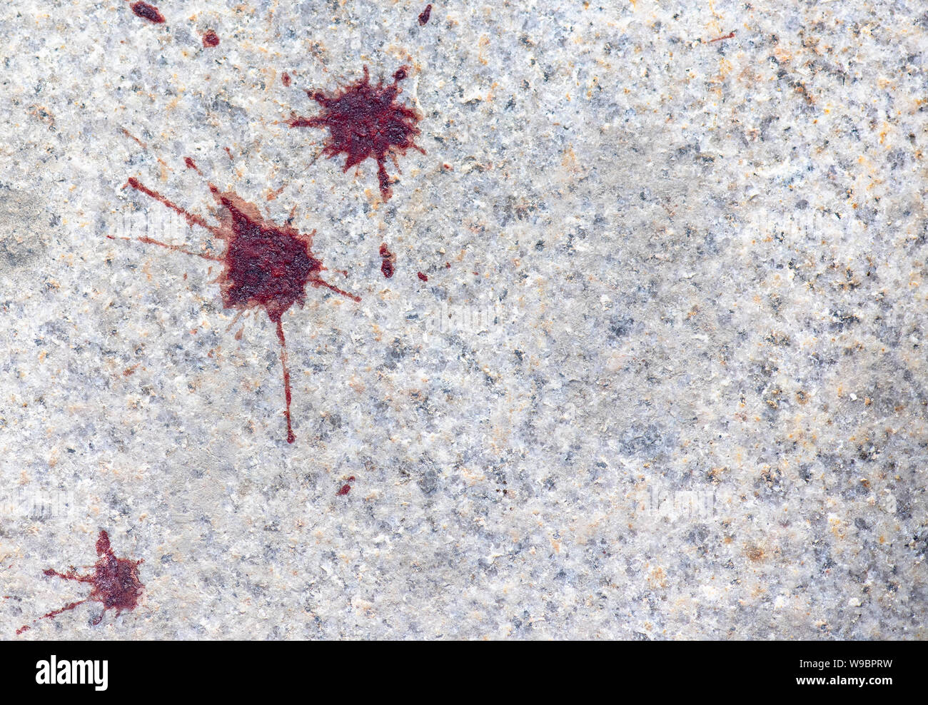 Gocce di sangue reale su una strada, Spruzzi di sangue sulla strada in città, come sfondo Foto Stock