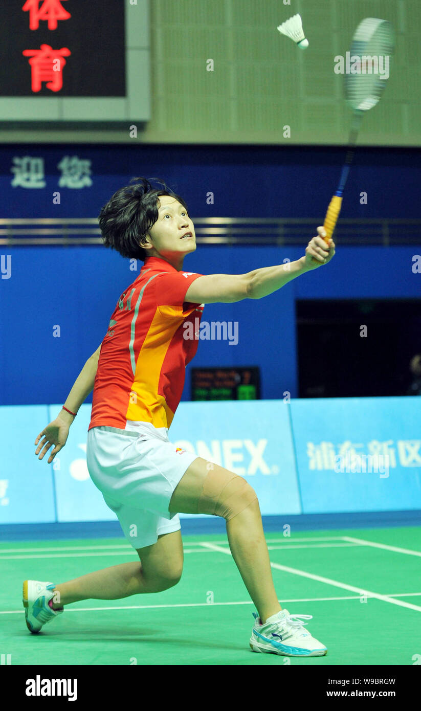 Chinas Xia Jingyun restituisce un colpo contro Zhang Bei Wen di Singapore durante la loro seconda partita del womens singles al China Open Badminton Foto Stock