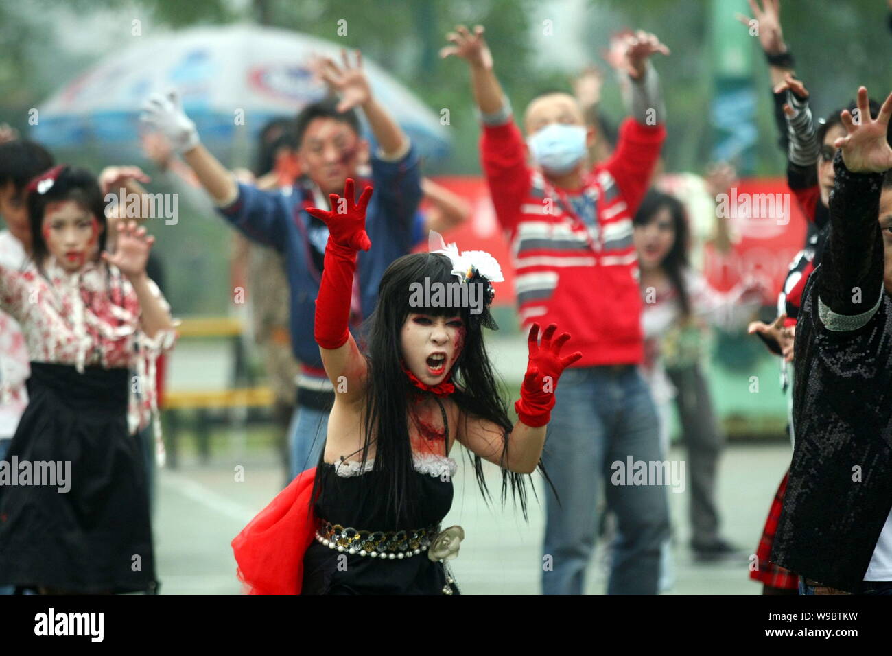 Il cinese Michael Jackson fan ballare la canzone Thriller di Michael Jackson durante il brivido del mondo evento in Chongqing Cina, domenica 25 ottobre 2 Foto Stock