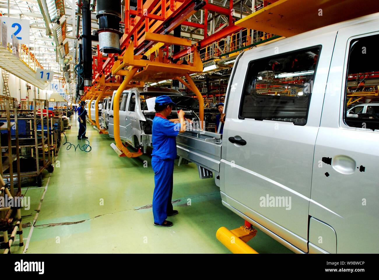 --FILE-- cinese operai montaggio assemblare i minivan presso l'impianto automatico di Jiangxi Changhe Automobile società a responsabilità limitata nella città di Jiujiang Foto Stock