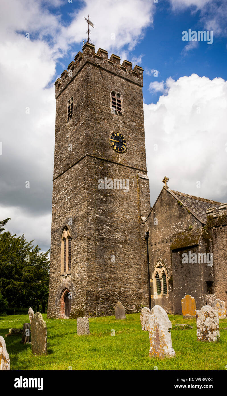 Regno Unito, Inghilterra, Devon, Staverton, St Paul de Leon chiesa con punto di riferimento 75 piedi alti e stretti tower Foto Stock