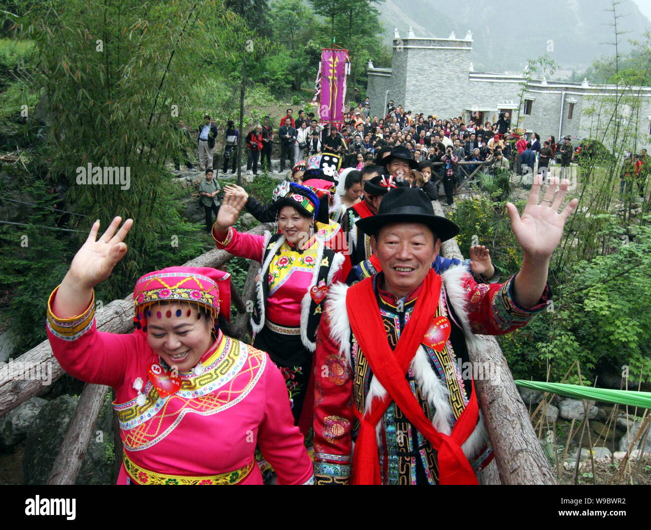 Wen Xiaoquan, destra, sua moglie Zhang Lan, sinistra e altri risposati coppie di maggio 12 terremoto sopravvissuti che hanno perso i loro coniugi sono visti durante una col Foto Stock