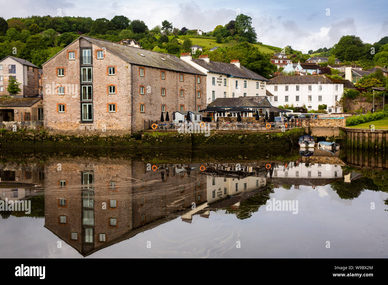 Regno Unito, Inghilterra, Devon, Totnes, pacchetto di vapore Inn accanto al fiume Dart e vecchi magazzini convertiti in abitazioni Foto Stock