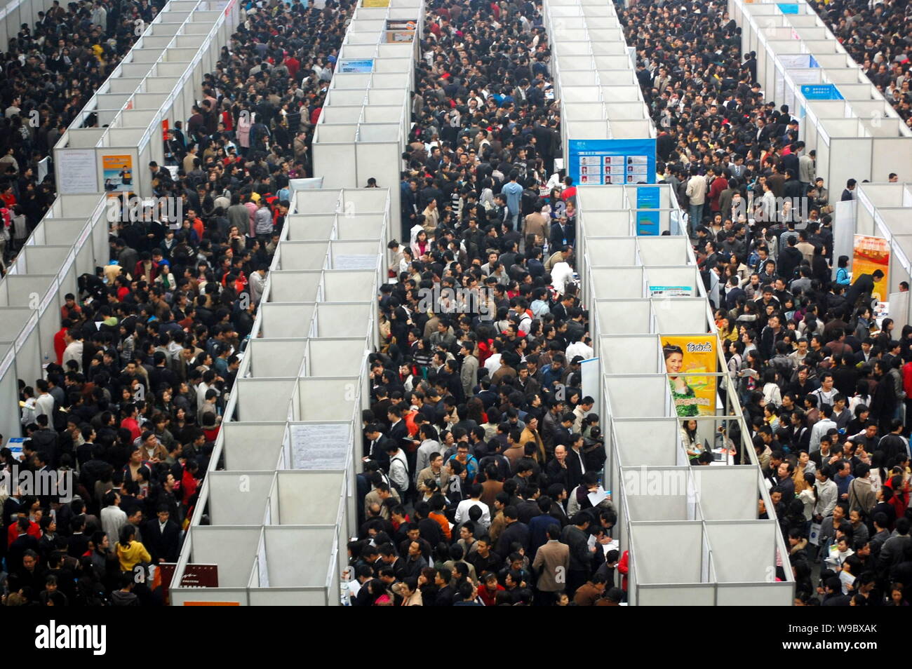 Il Cinese in cerca di lavoro folla bancarelle in una fiera del lavoro a Chongqing Cina, Sabato, 14 febbraio 2009. La Cina è alla ricerca di nuovi modi per ottenere i lavori per il countr Foto Stock