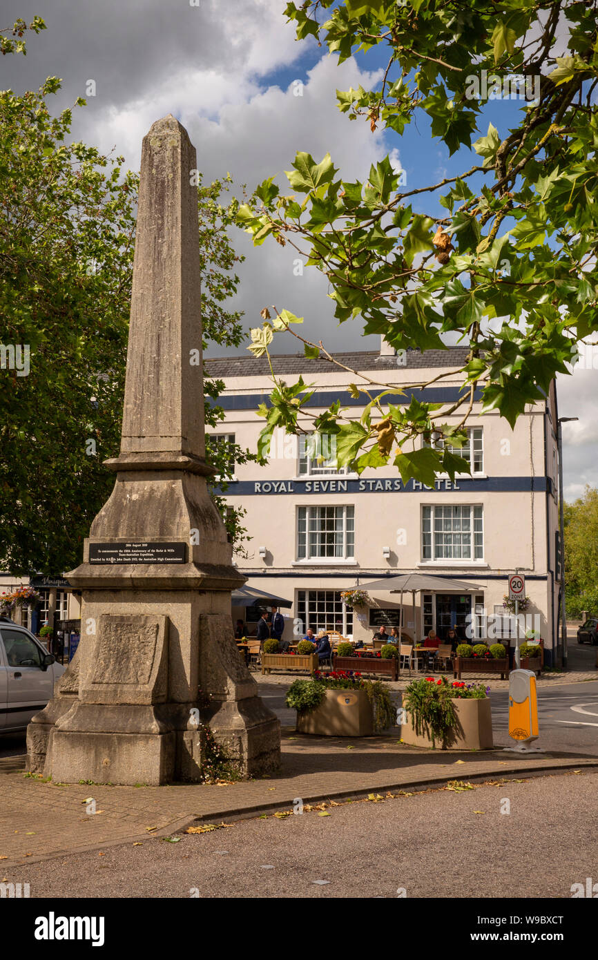 Regno Unito, Inghilterra, Devon, Totnes, pianure, John Wills Memorial obelisco e Royal 7 stars Hotel Foto Stock