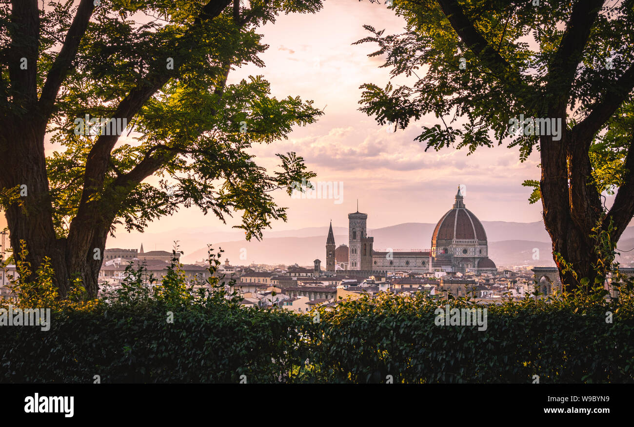 Un dipinto ispirato shot della Cattedrale di Santa Maria del Fiore al tramonto a Firenze, Italia Foto Stock