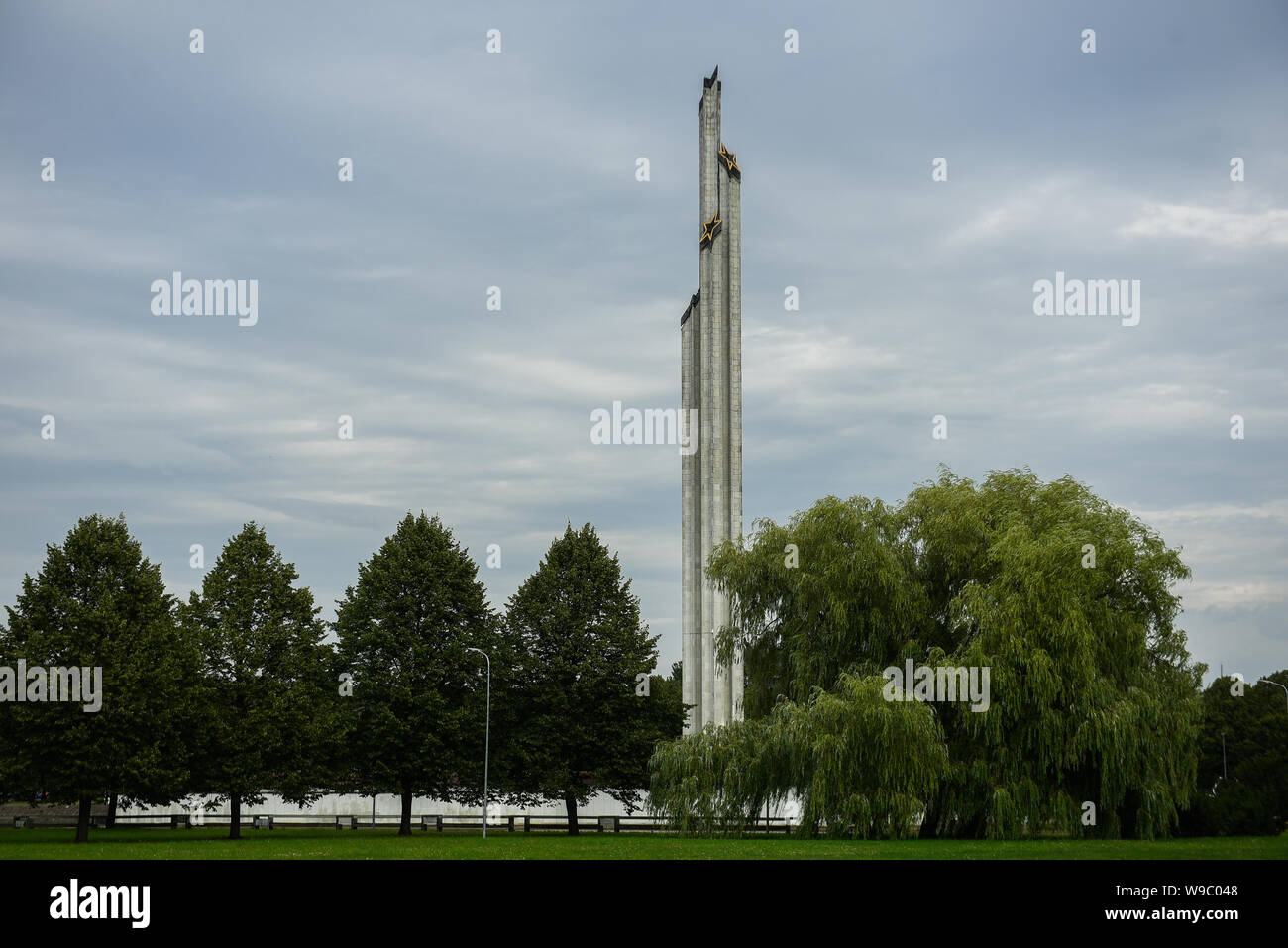 Riga, Lettonia. 12 Ago, 2019. Vista la vittoria memoriale dell'esercito sovietico presso il Parco della Vittoria in Riga.Riga è la capitale e la città più grande della Lettonia, uno degli Stati baltici paesi. Situato sul Golfo di Riga e sulla foce del fiume Daugava Riga Centro storico è un sito Patrimonio Mondiale dell'UNESCO a causa della Art Nouveau e Jugendstil architettura. Credito: Omar Marques/SOPA Immagini/ZUMA filo/Alamy Live News Foto Stock