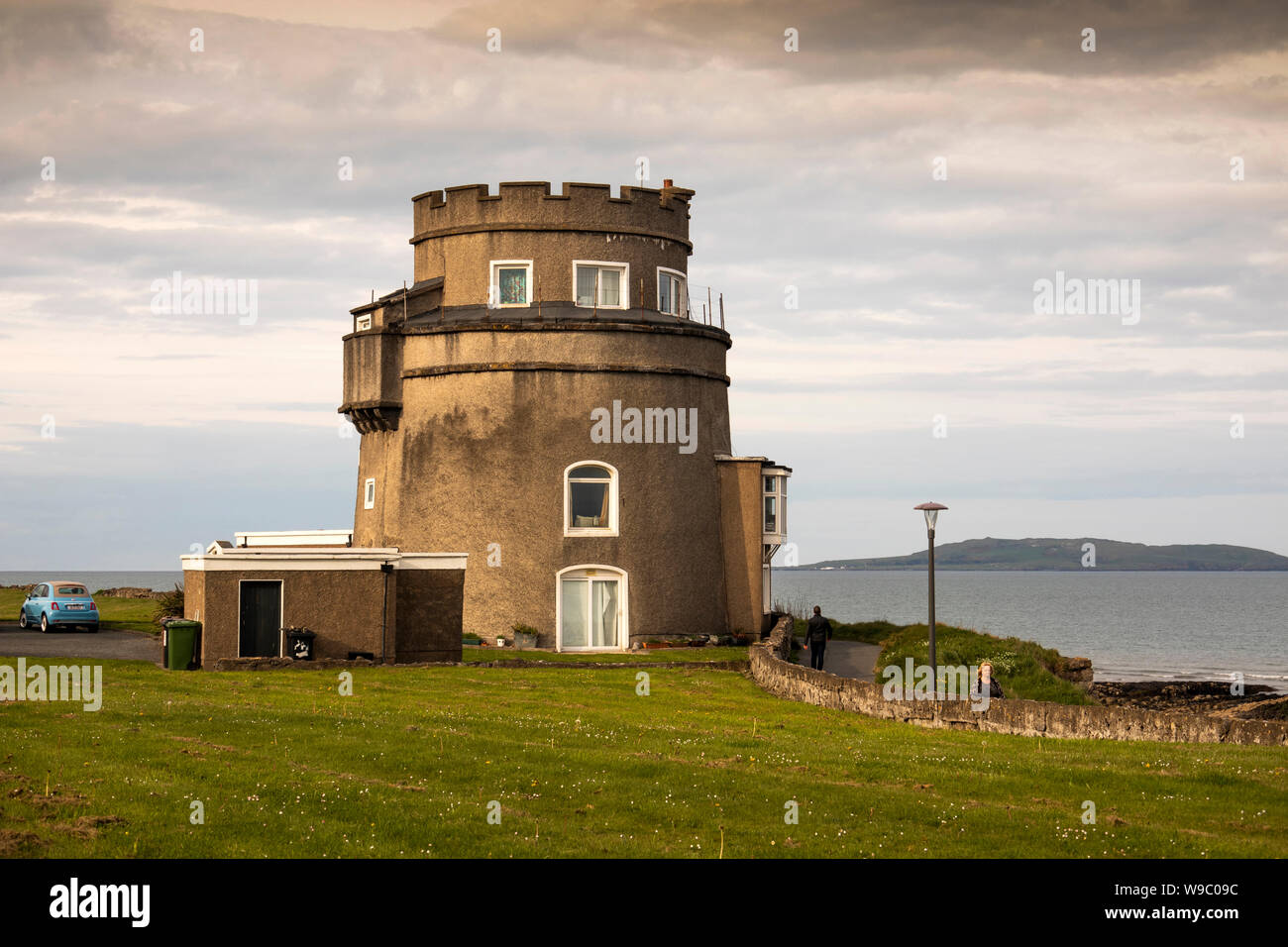 In Irlanda, il Leinster, Fingal, Portmarnock, epoca napoleonica martello tower convertito in waterfront home Foto Stock