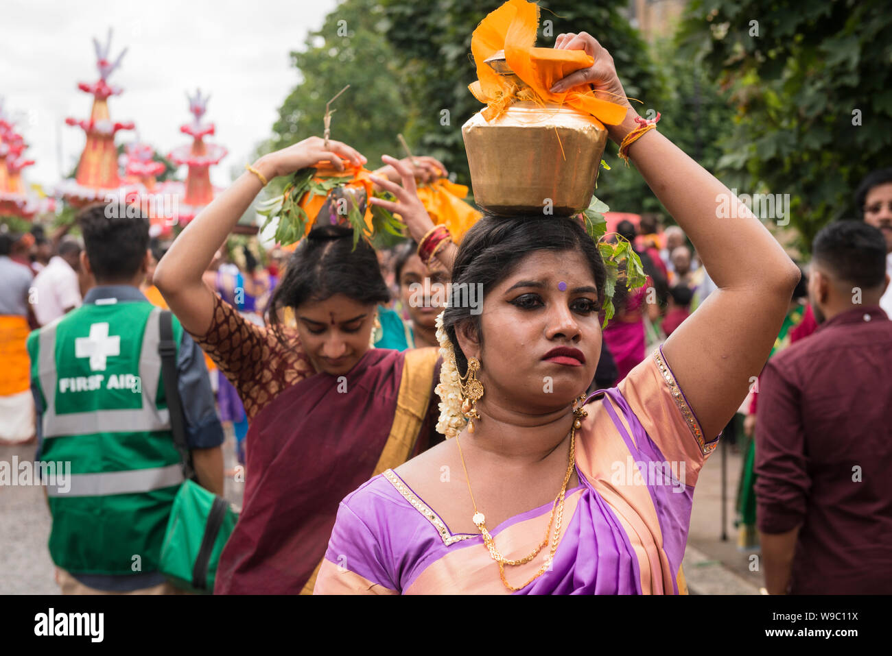 I devoti che porta bicchieri di latte, noto come"paal kudam, sulla loro testa durante il carro Tamil Festival, un annuale festa indù, in West Ealing Foto Stock