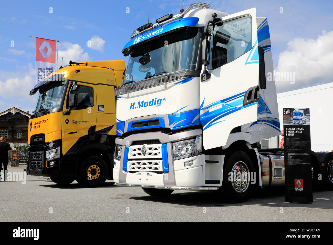 Alaharma, Finlandia. Il 9 agosto 2019. Renault Trucks T 520 alta 6X2 spintore H Modig Oy e T alta Renault Sport Racing visualizzati sul carrello di alimentazione mostra 2019. Foto Stock