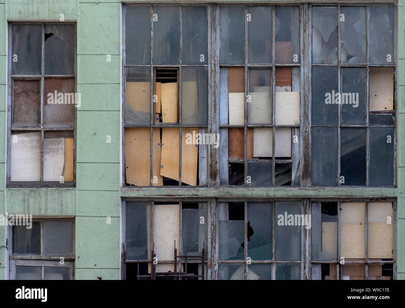 Edificio abbandonato con finestre rotte, finestra con vetro rotto, vecchio edificio industriale Foto Stock