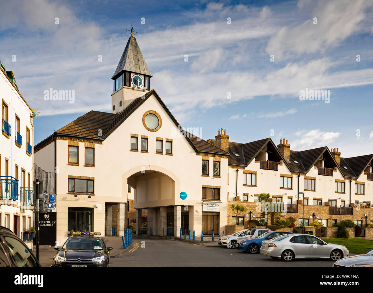 In Irlanda, il Leinster, Fingal, Co Dublin, Malahide, New Street, ingresso al Villaggio Marina lungomare lo sviluppo di alloggiamento Foto Stock